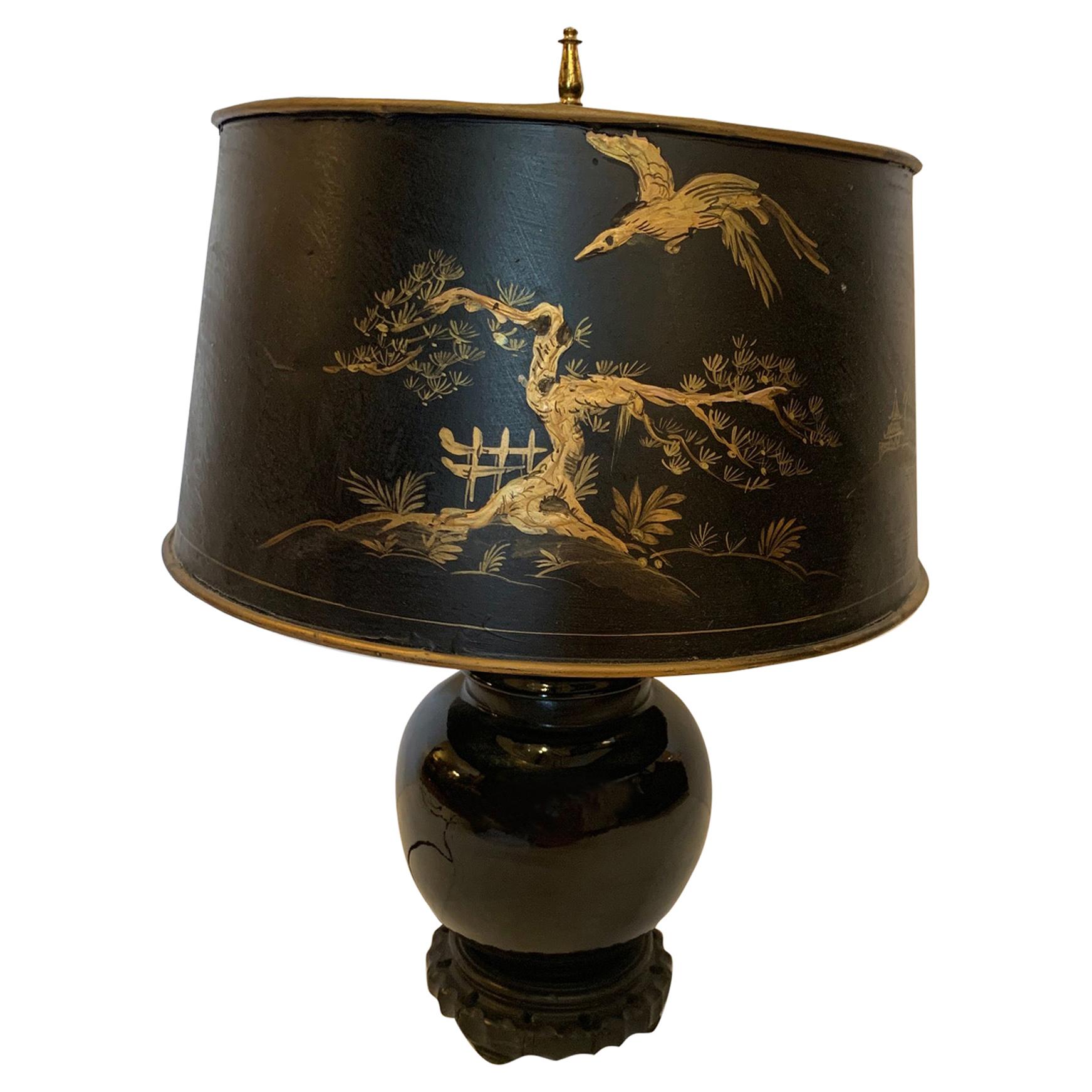 Schöne schwarz-goldene Chinoiserie-Tischlampe im Angebot