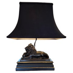 Lampe de table à motif de lion noir et or