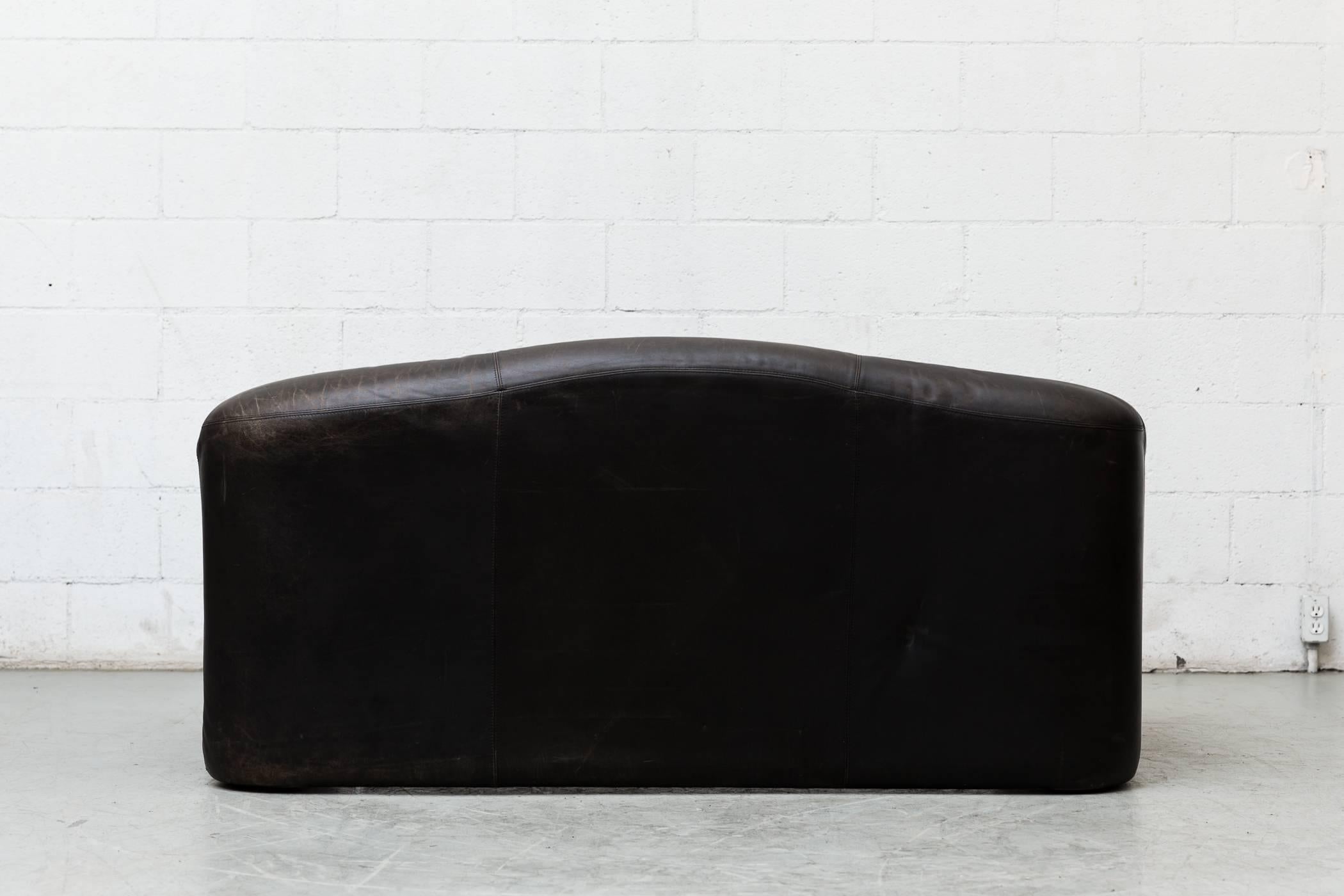 Handsome Black Leather Loveseat In Good Condition In Los Angeles, CA