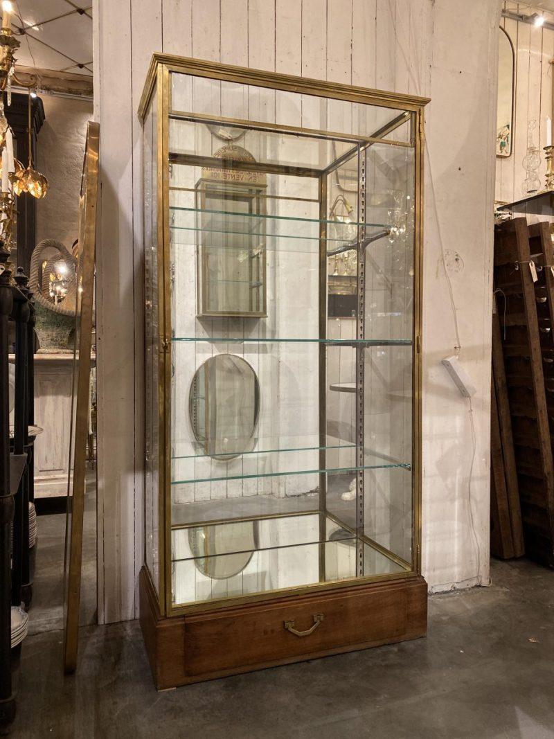 Extremely handsome and well-proportioned display cabinet, from circa 1930s France, in strict Art Deco style with simple and sleek profiles. Made by SIEGEL PARIS, and is in brass with 3 beautiful glass shelves and adjustable shelf jacks in chrome,