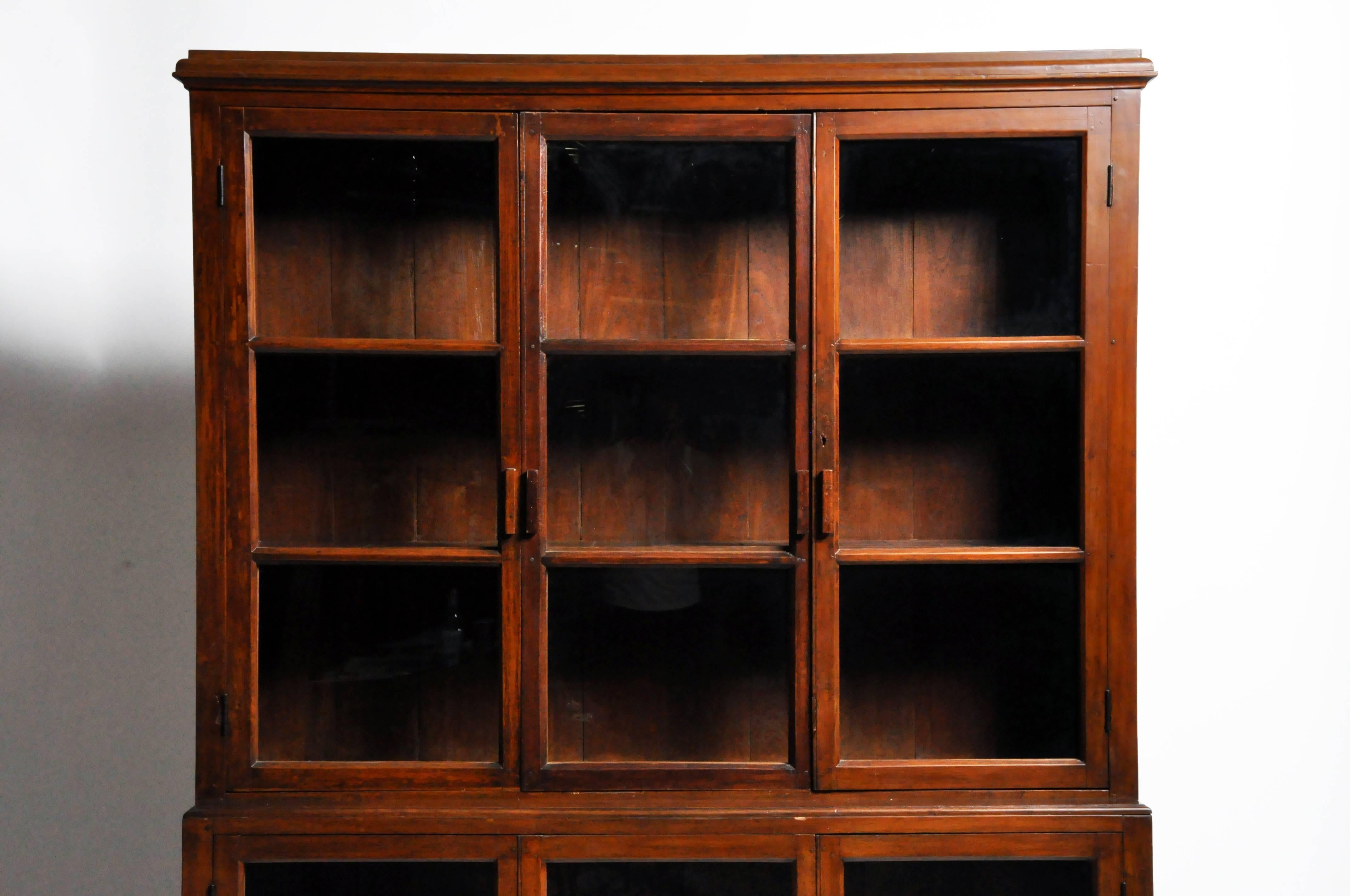 Handsome British Colonial Breakfront Bookcase In Good Condition In Chicago, IL