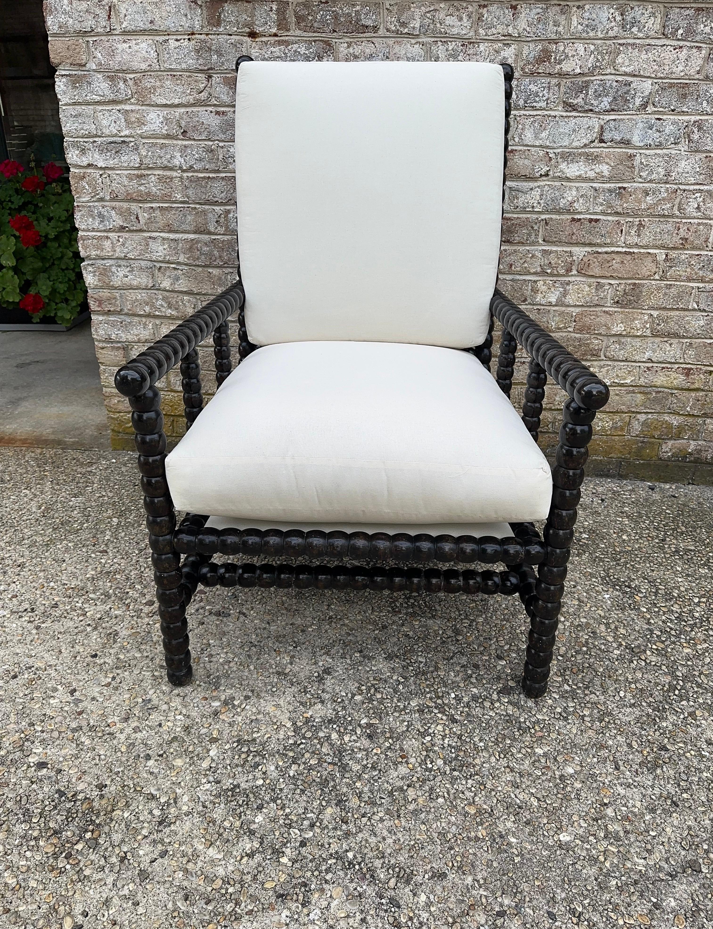 Fauteuil très confortable en fuseau sculpté avec coussins neufs nouvellement tapissés de mousseline......