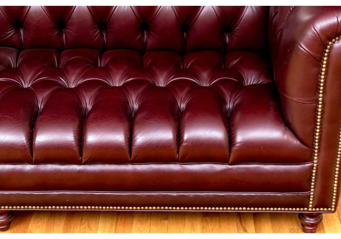 Bellissimo divano in pelle con bottoni in stile Chesterfield In condizioni discrete in vendita a Bridgeport, CT
