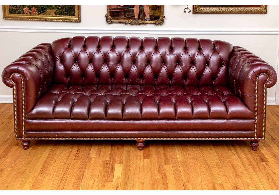 XX secolo Bellissimo divano in pelle con bottoni in stile Chesterfield in vendita