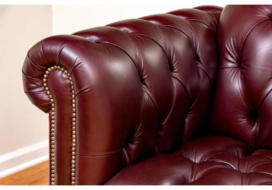 Pelle Bellissimo divano in pelle con bottoni in stile Chesterfield in vendita