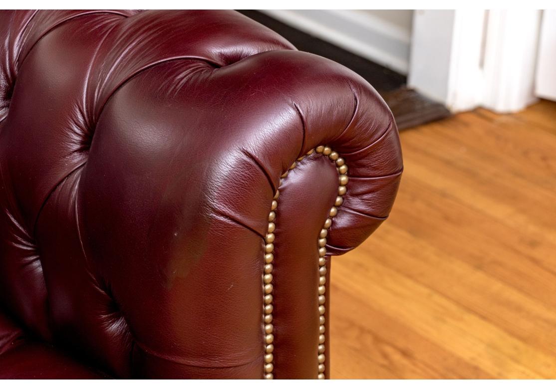 Bellissimo divano in pelle con bottoni in stile Chesterfield in vendita 1
