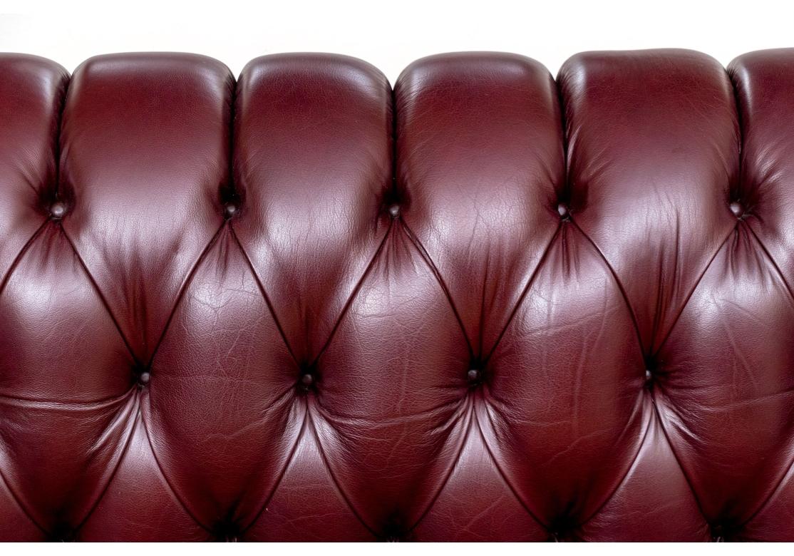 Bellissimo divano in pelle con bottoni in stile Chesterfield in vendita 3