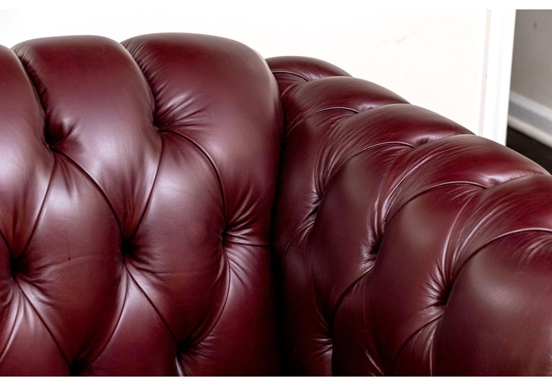 Bellissimo divano in pelle con bottoni in stile Chesterfield in vendita 4