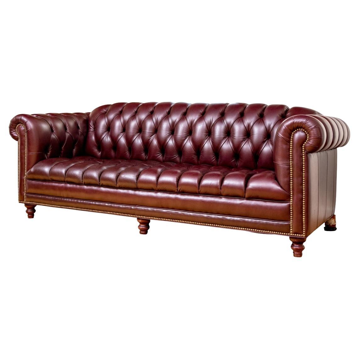 Bellissimo divano in pelle con bottoni in stile Chesterfield