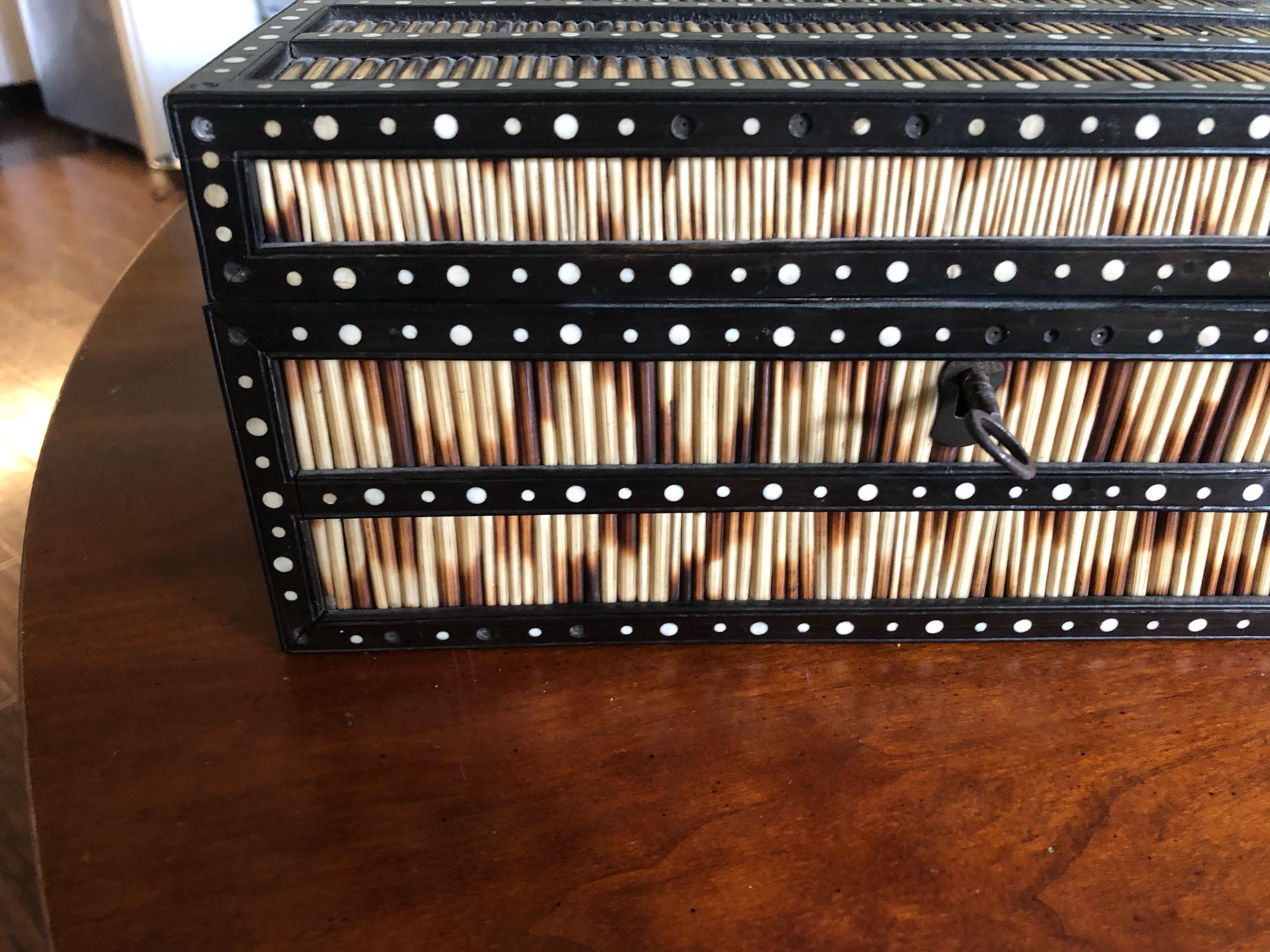 Handsome Collectible Late 19th Century Porcupine Quill Box In Good Condition In Hopewell, NJ