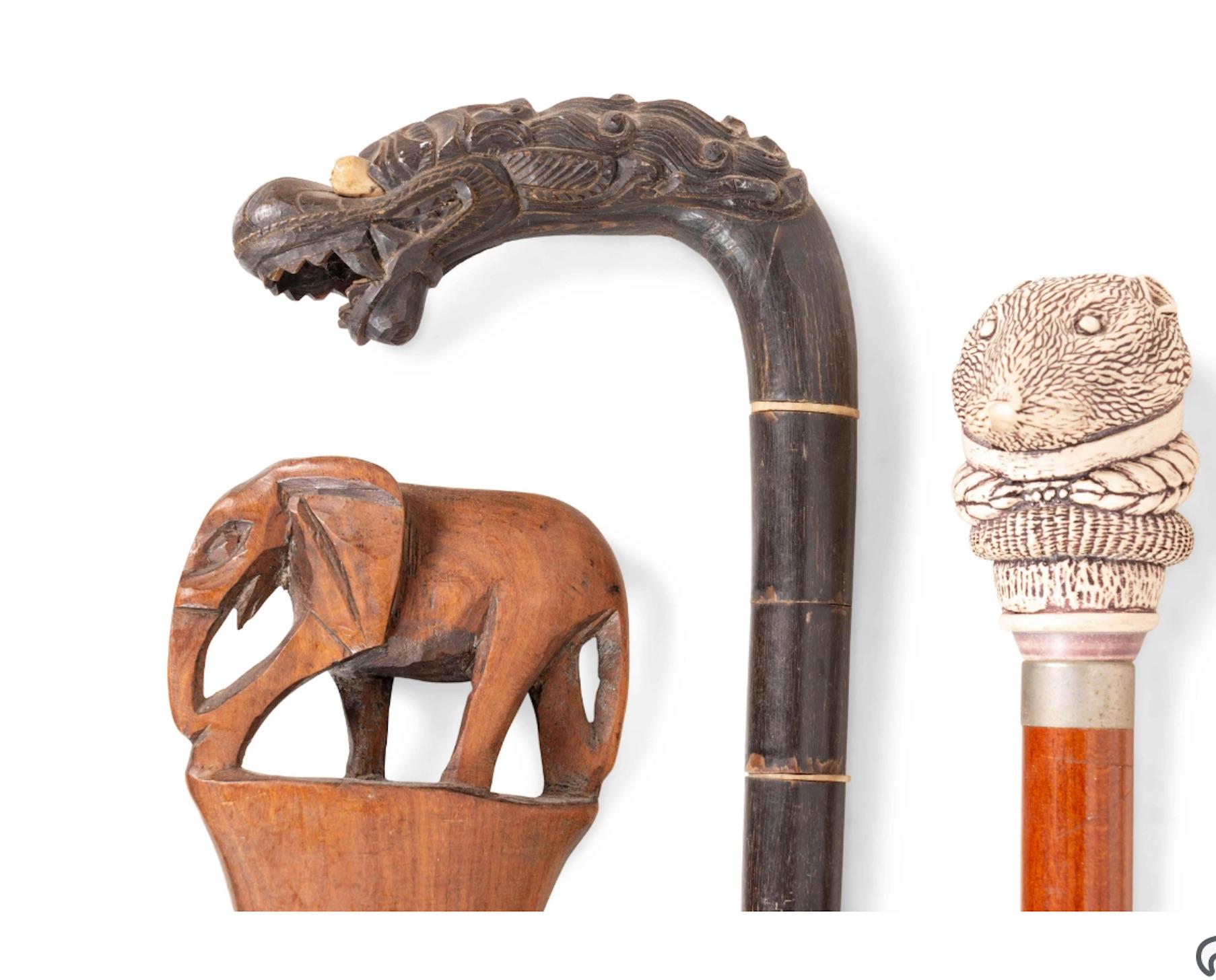 Hübsche Sammlung von 16 englischen Walking Sticks aus dem 19. Jahrhundert, einige mit Dolchen (Englisch) im Angebot