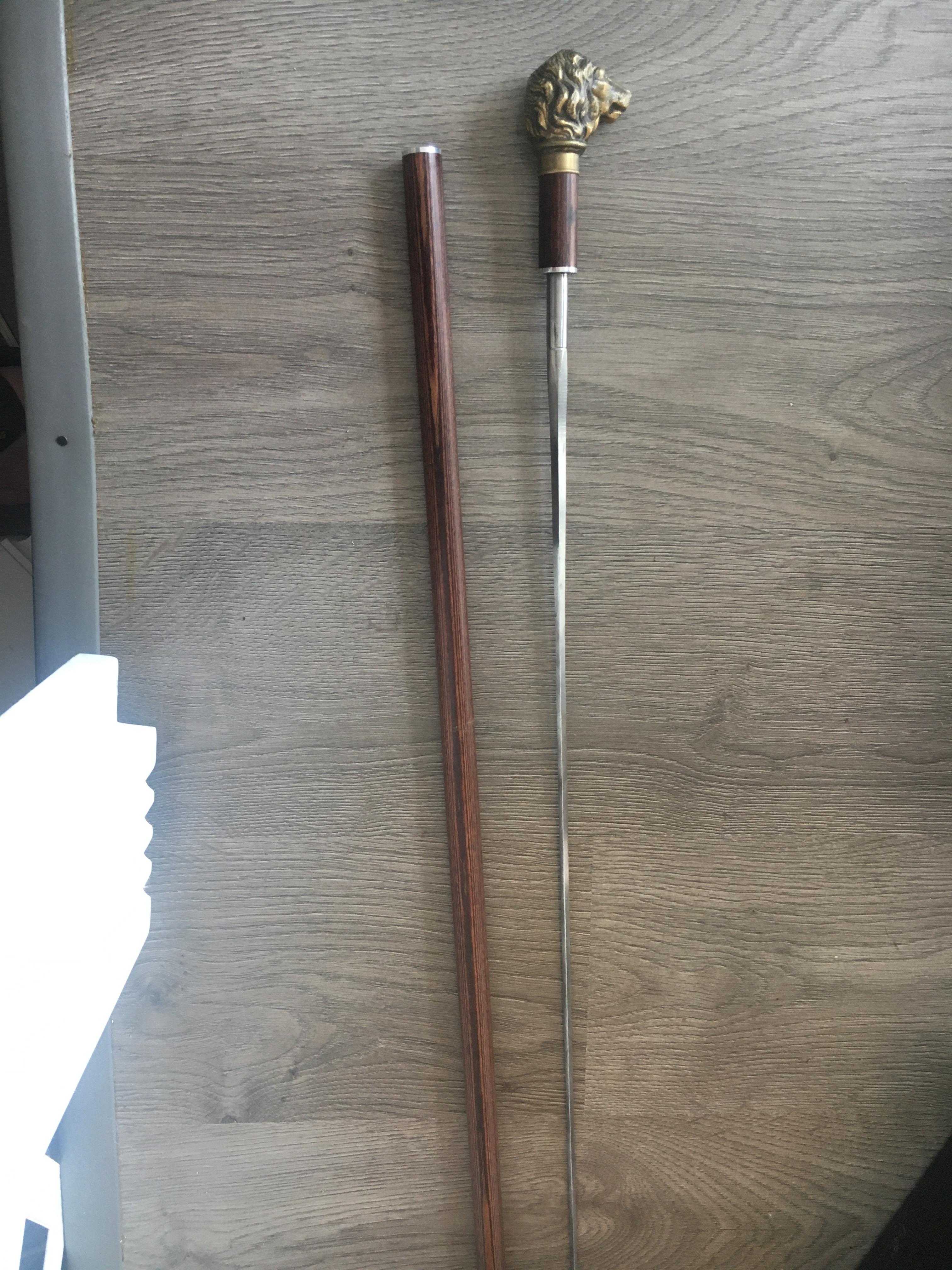 Hübsche Sammlung von 16 englischen Walking Sticks aus dem 19. Jahrhundert, einige mit Dolchen im Angebot 1