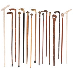 Hübsche Sammlung von 16 englischen Walking Sticks aus dem 19. Jahrhundert, einige mit Dolchen