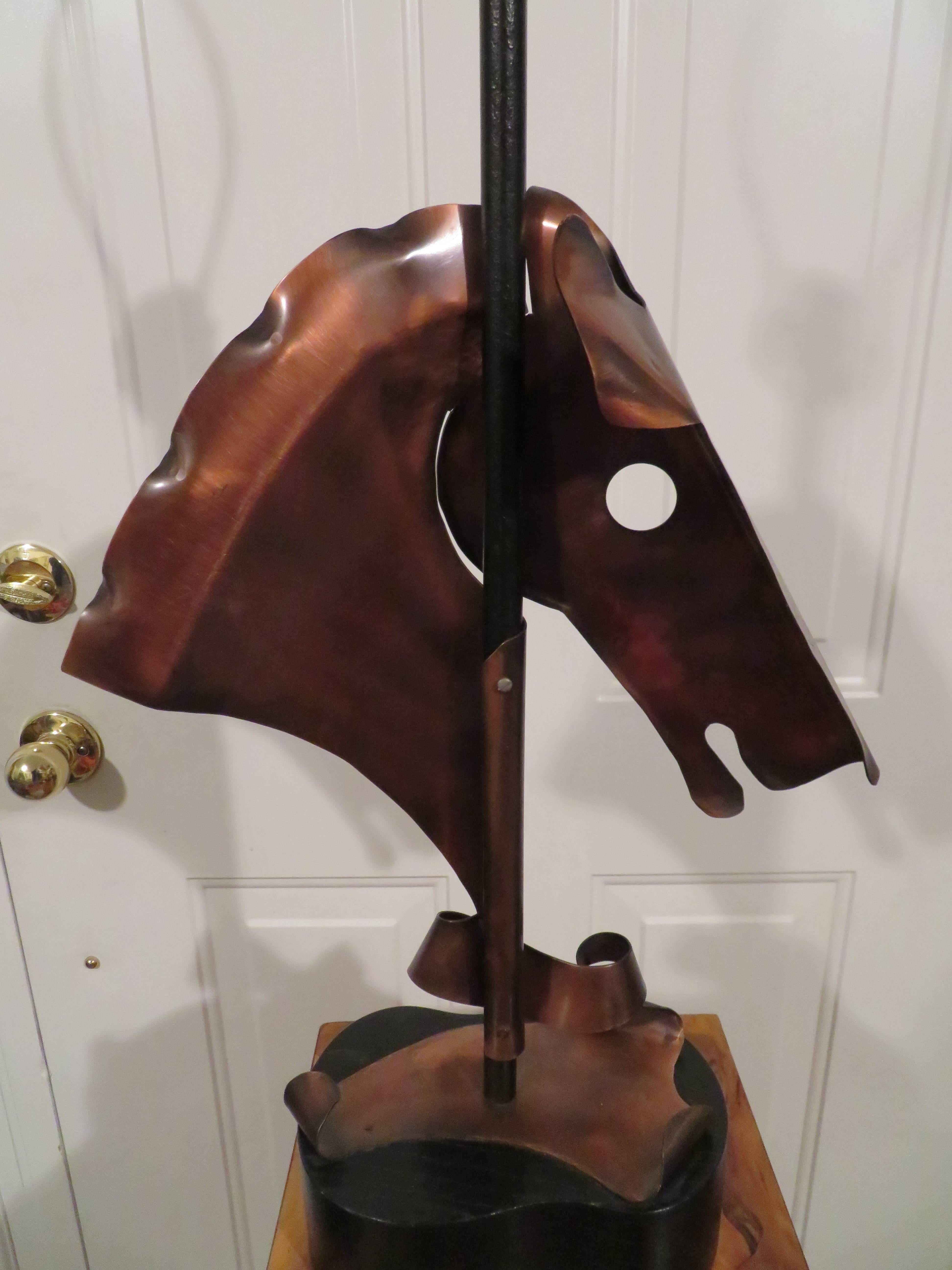 Schöne Heifetz-Pferdenkopf-Lampe aus Kupfer, Dänische Moderne, Mitte des Jahrhunderts im Zustand „Gut“ im Angebot in Pemberton, NJ