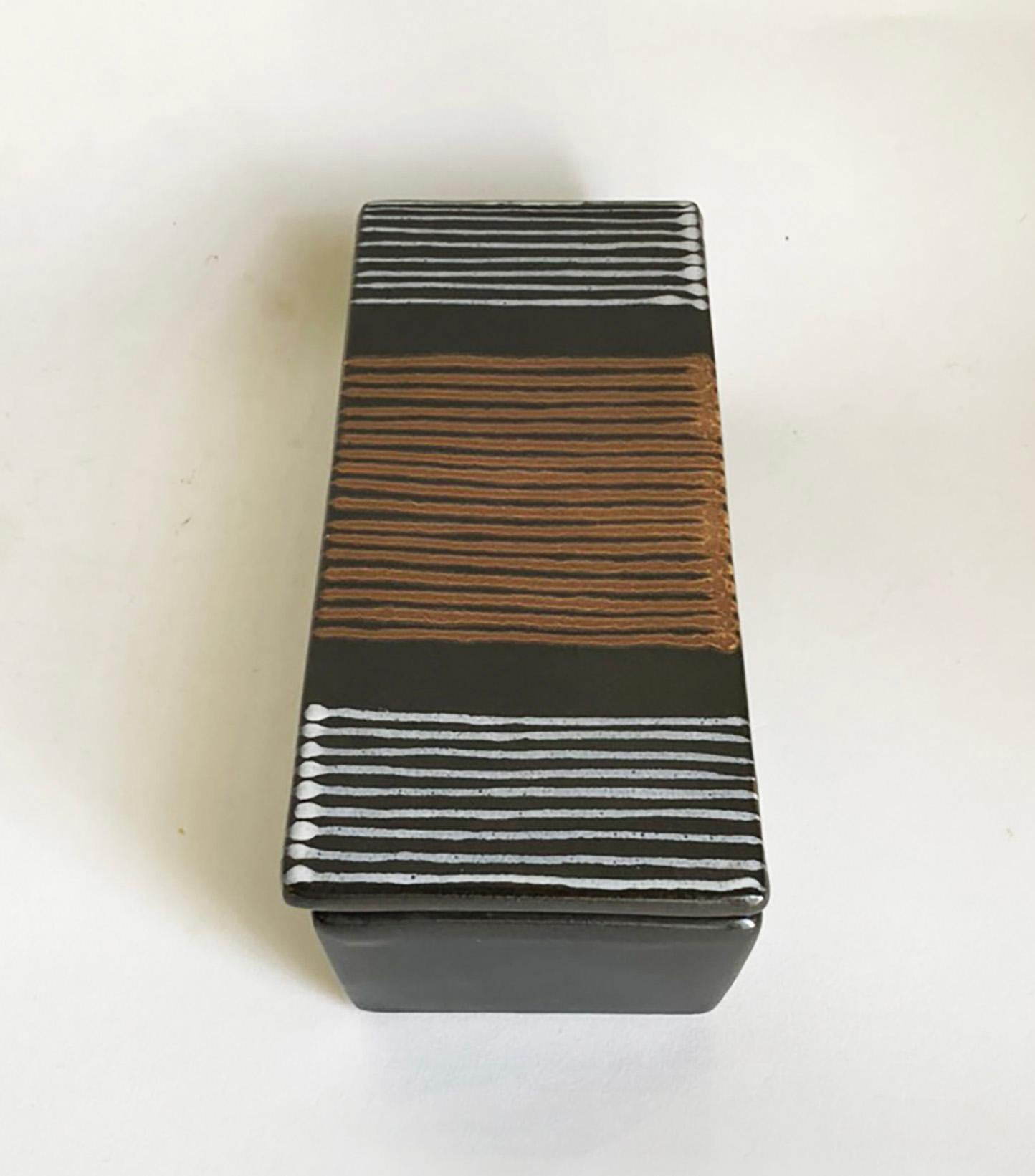 Handsome Covered Box von Glidden Pottery Likely Designed by Fong Chow (Moderne der Mitte des Jahrhunderts) im Angebot