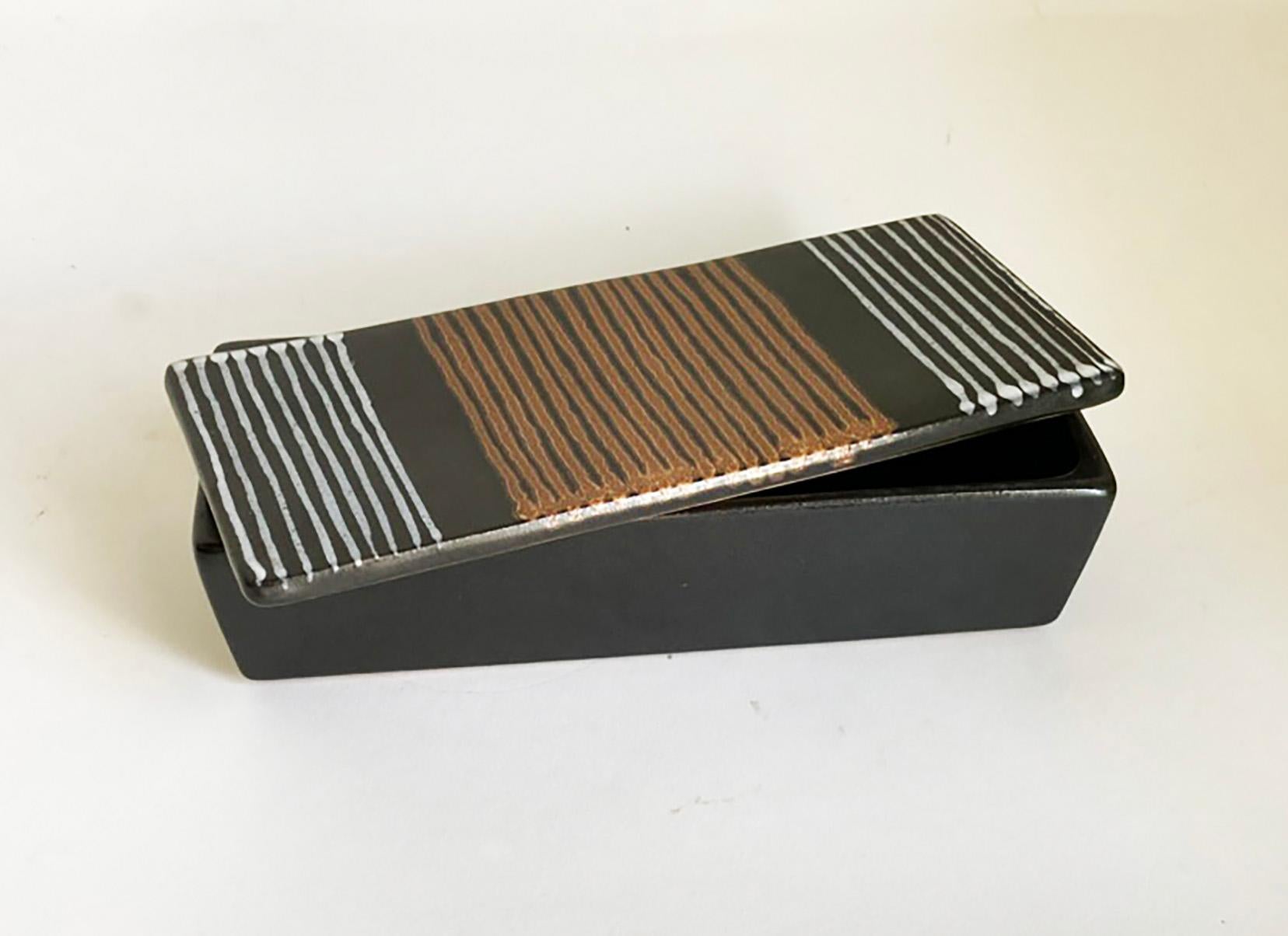 Handsome Covered Box von Glidden Pottery Likely Designed by Fong Chow im Zustand „Hervorragend“ im Angebot in Minneapolis, MN
