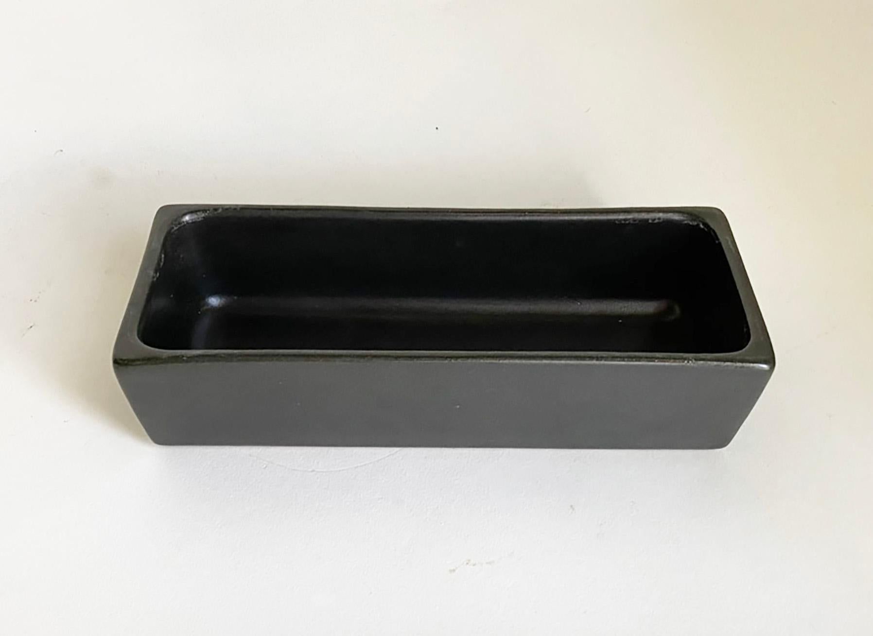 Handsome Covered Box von Glidden Pottery Likely Designed by Fong Chow (Mittleres 19. Jahrhundert) im Angebot