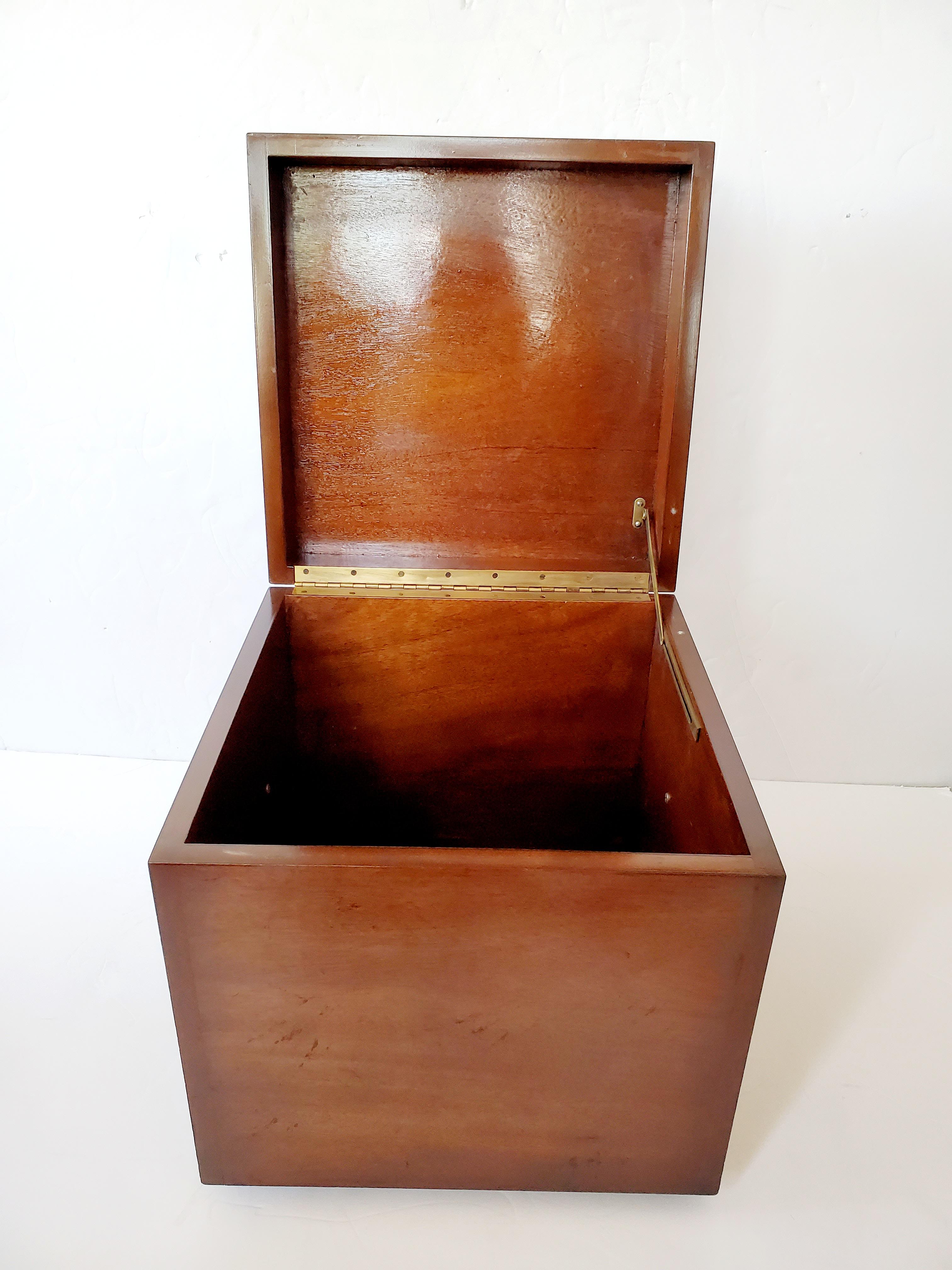 Belle table d'extrémité de coffre en acajou en forme de cube avec coins en laiton en vente 5