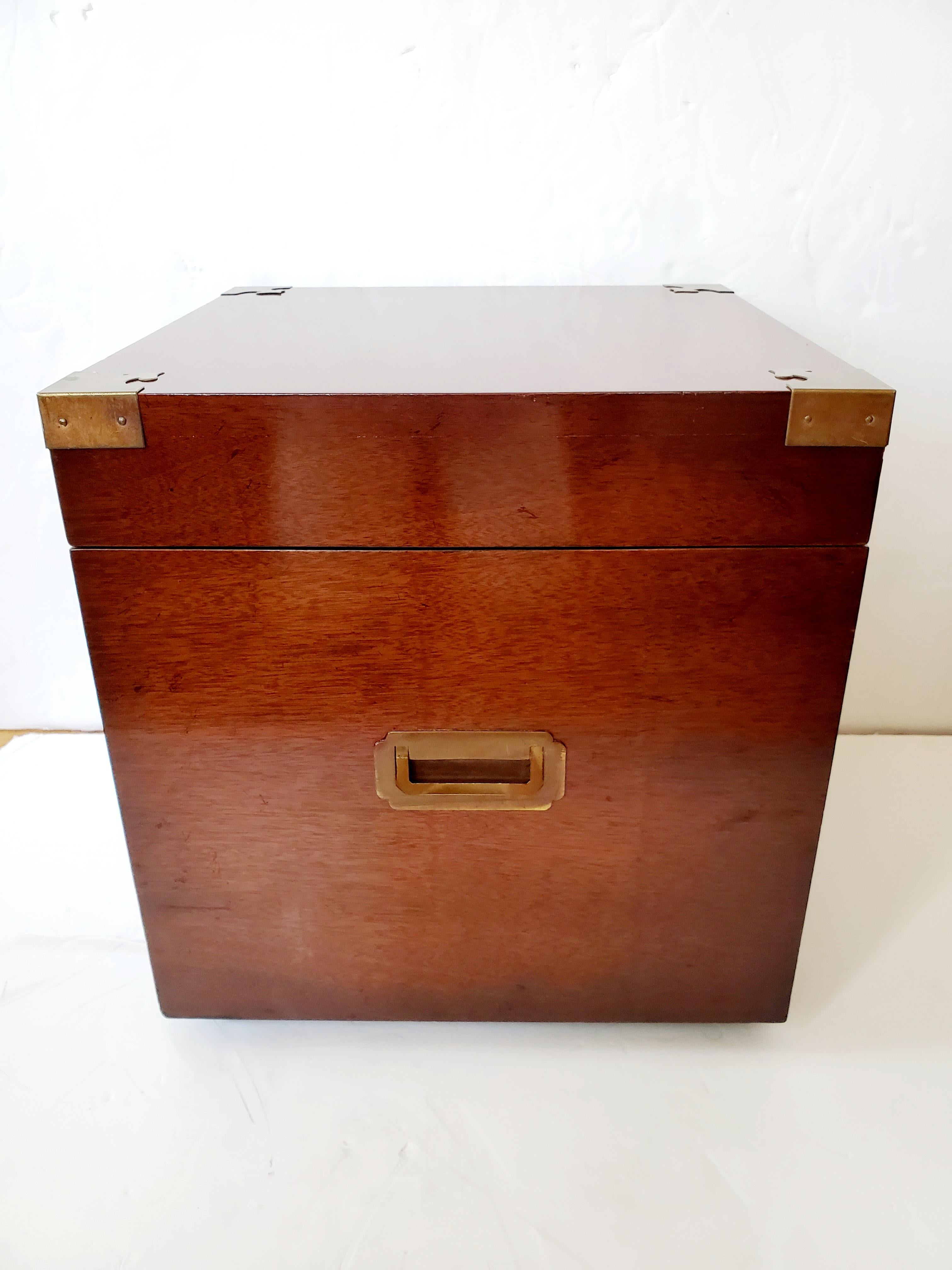 Anglais Belle table d'extrémité de coffre en acajou en forme de cube avec coins en laiton en vente