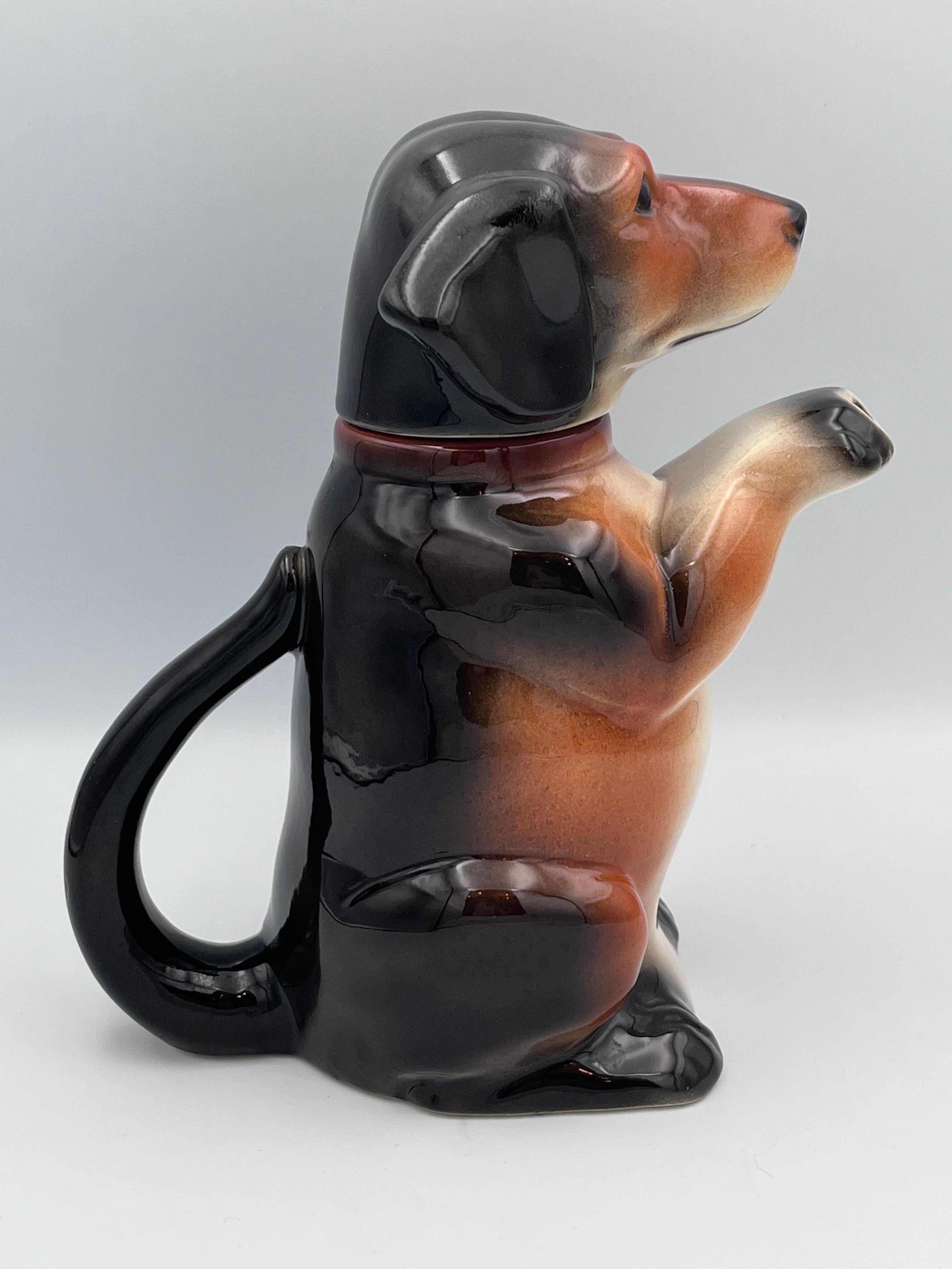 Milieu du XXe siècle Belle théière en porcelaine teckel Allemagne fin des années 1940, Label d'origine en vente