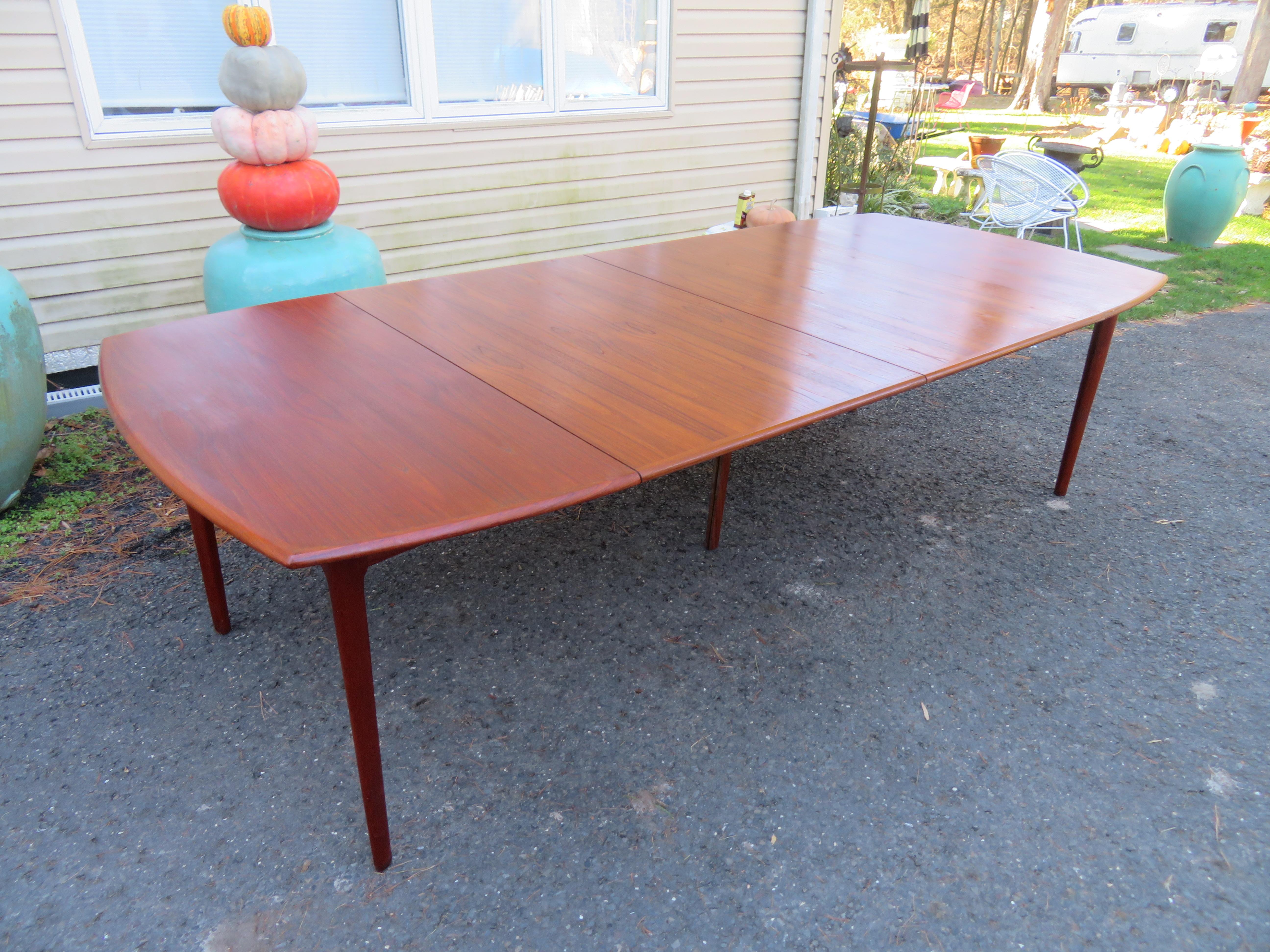Handsome Danish Expandable Teak Dining Table by H. W. Klein for Bramin For Sale 5
