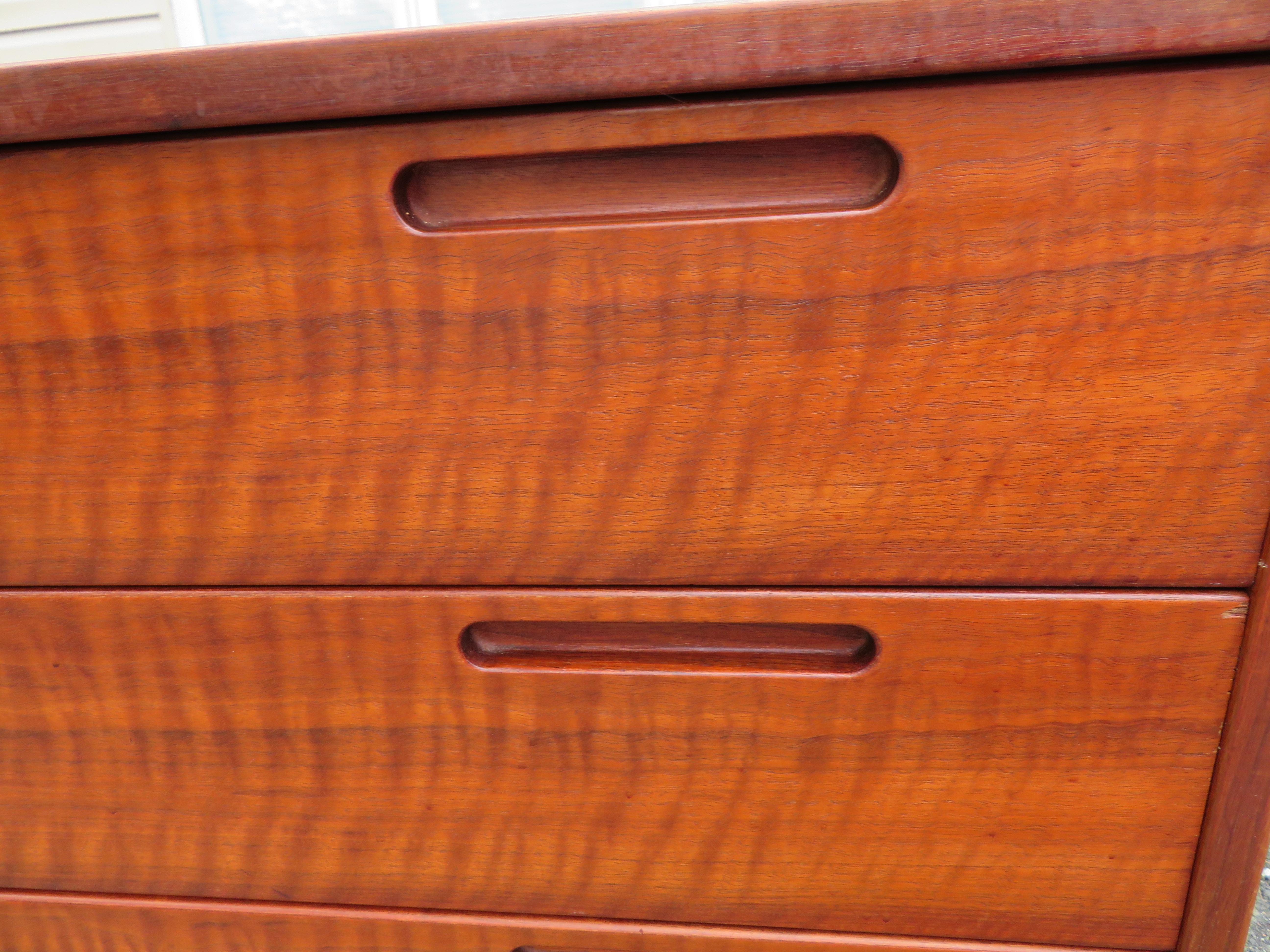 Bellissimo comò danese moderno in teak Johannes Andersen Mid-Century in vendita 4
