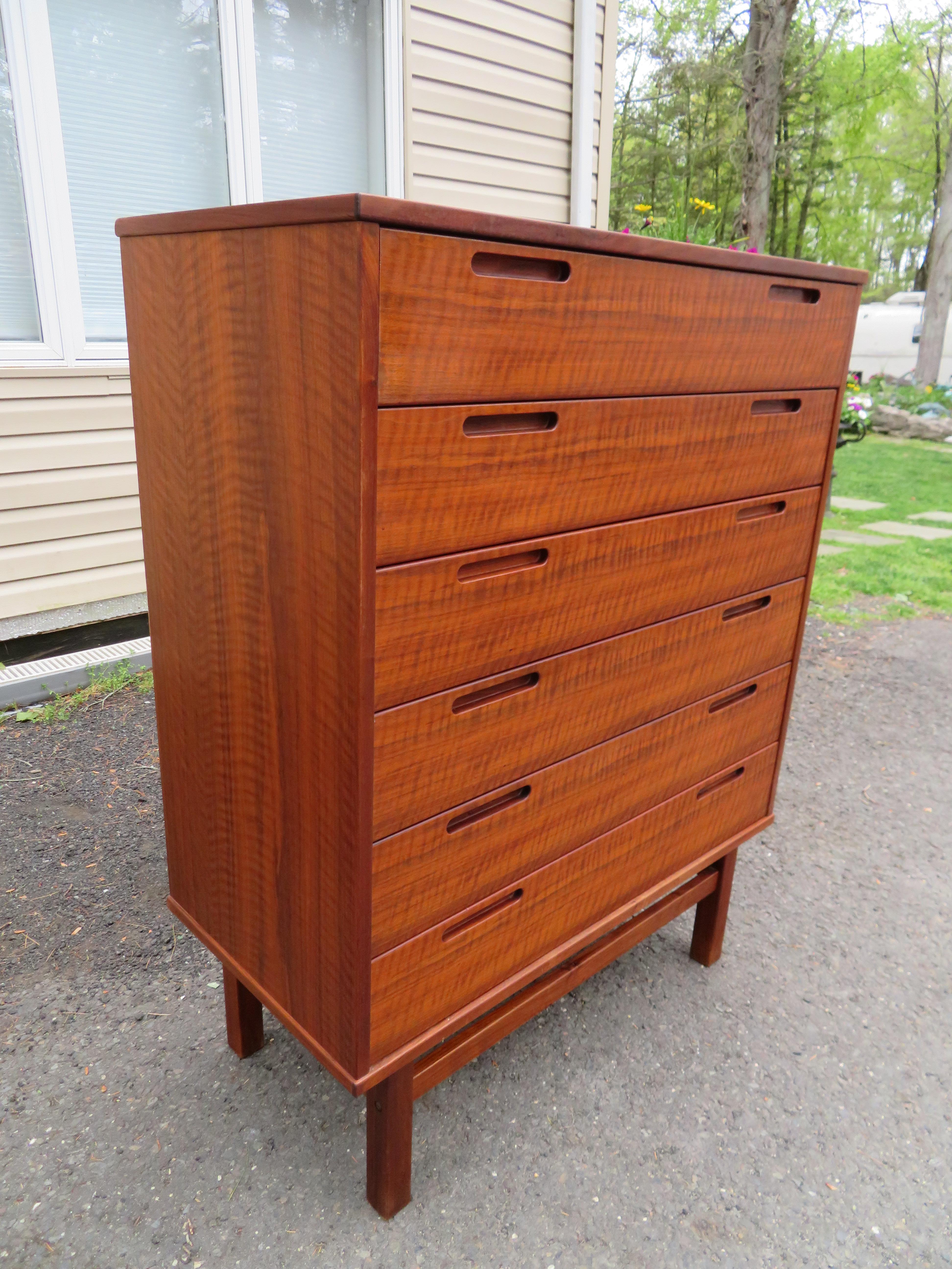 Bellissimo comò moderno danese in teak attribuito a Johannes Andersen. Questo pezzo misura 46,5 