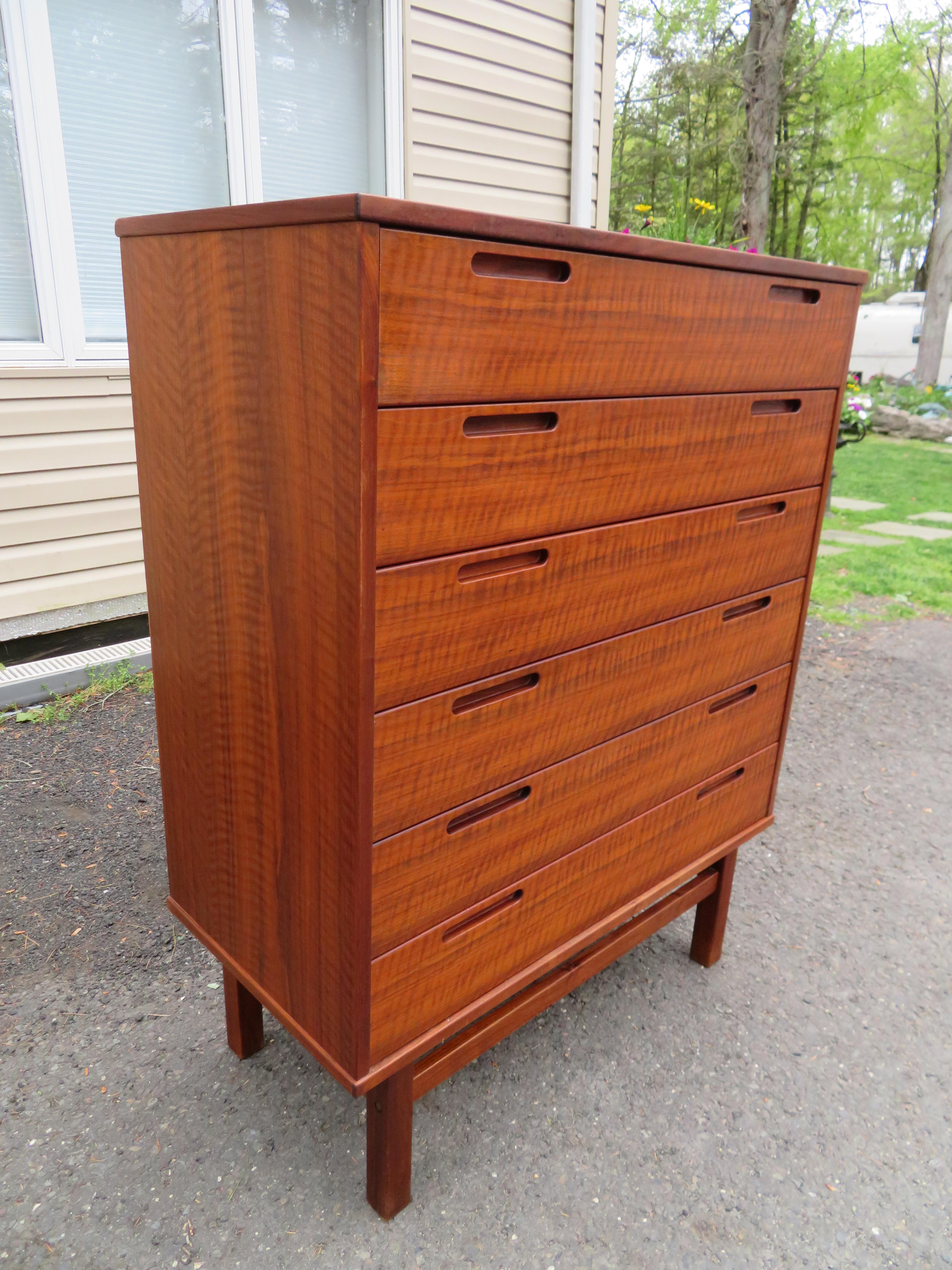 Superbe commode haute en teck de style moderne danois attribuée à Johannes Andersen. Cette pièce mesure 46.5 