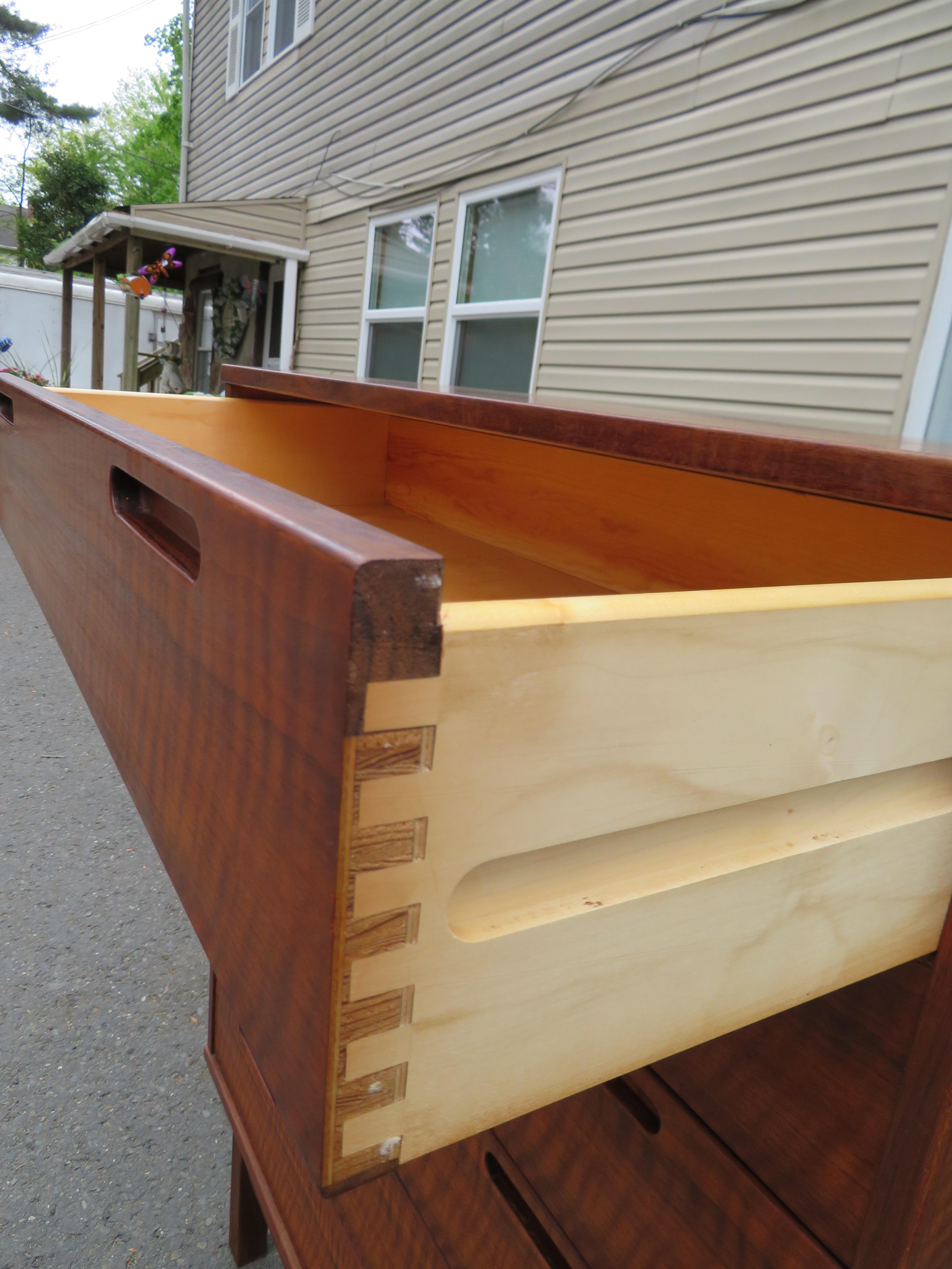 Bellissimo comò danese moderno in teak Johannes Andersen Mid-Century In condizioni buone in vendita a Pemberton, NJ
