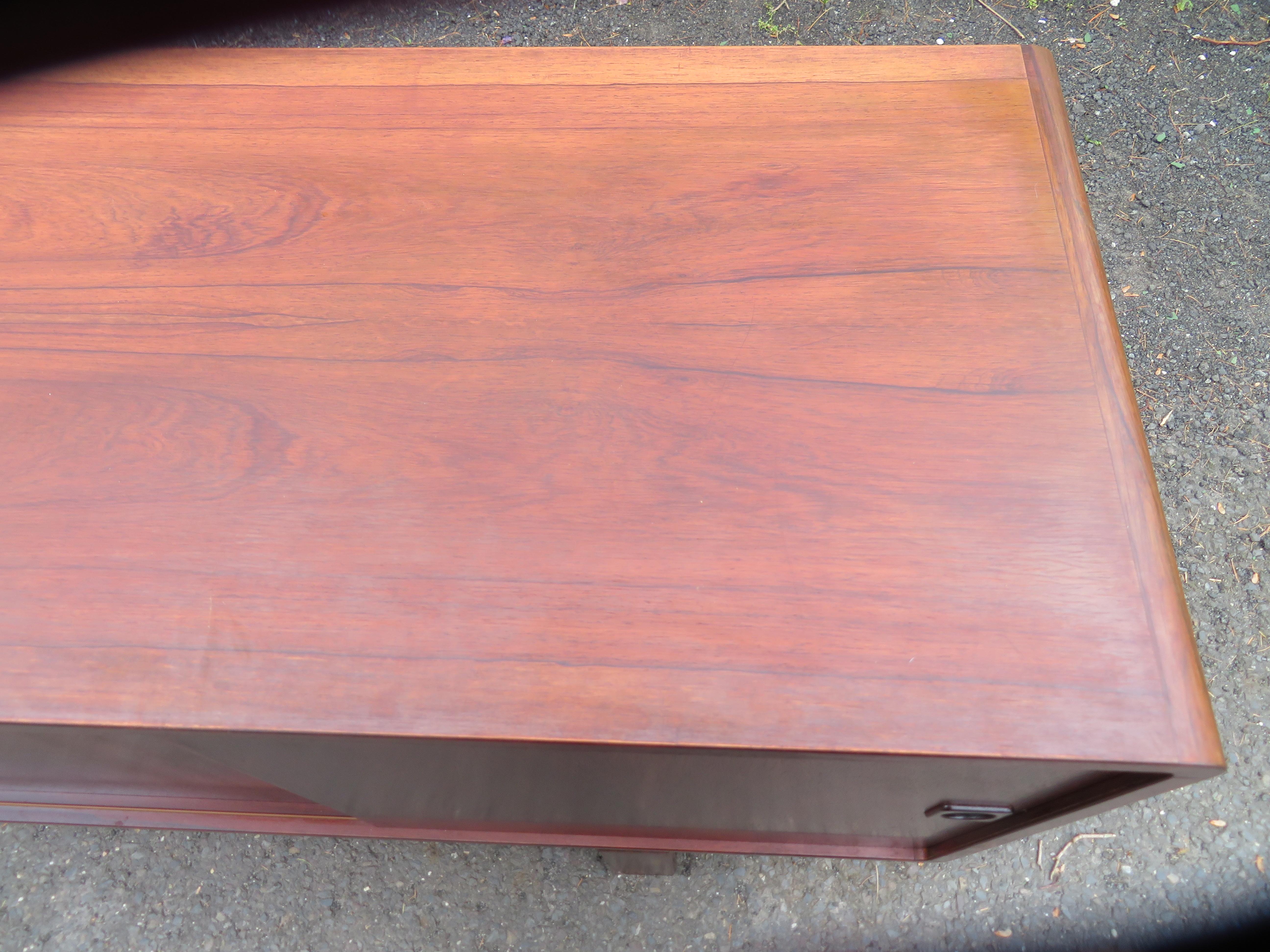 Bellissima credenza / credenza in palissandro danese Dyrlund con gambe a slitta in vendita 8