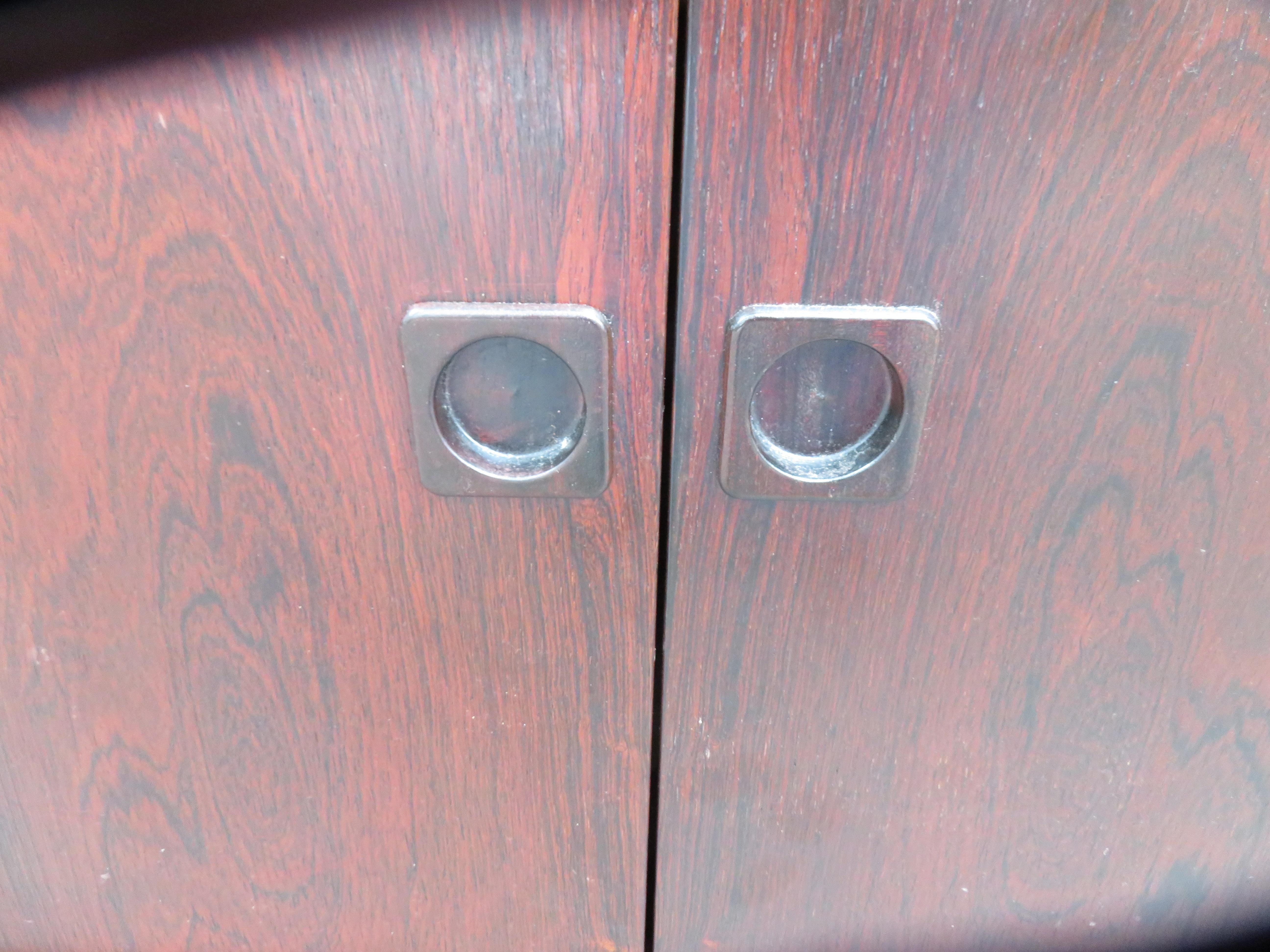Bellissima credenza / credenza in palissandro danese Dyrlund con gambe a slitta in vendita 10