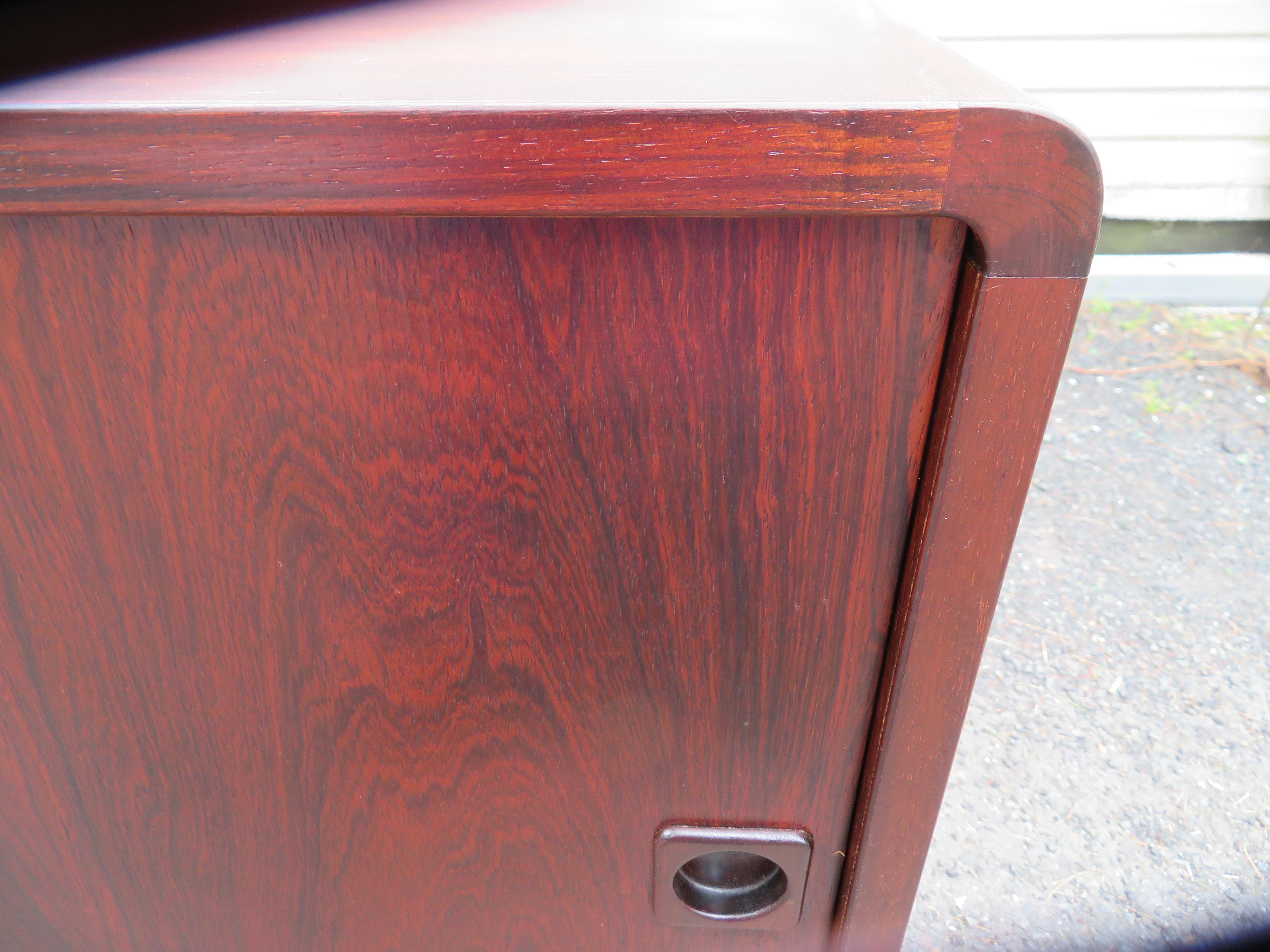 Bellissima credenza / credenza in palissandro danese Dyrlund con gambe a slitta in vendita 12