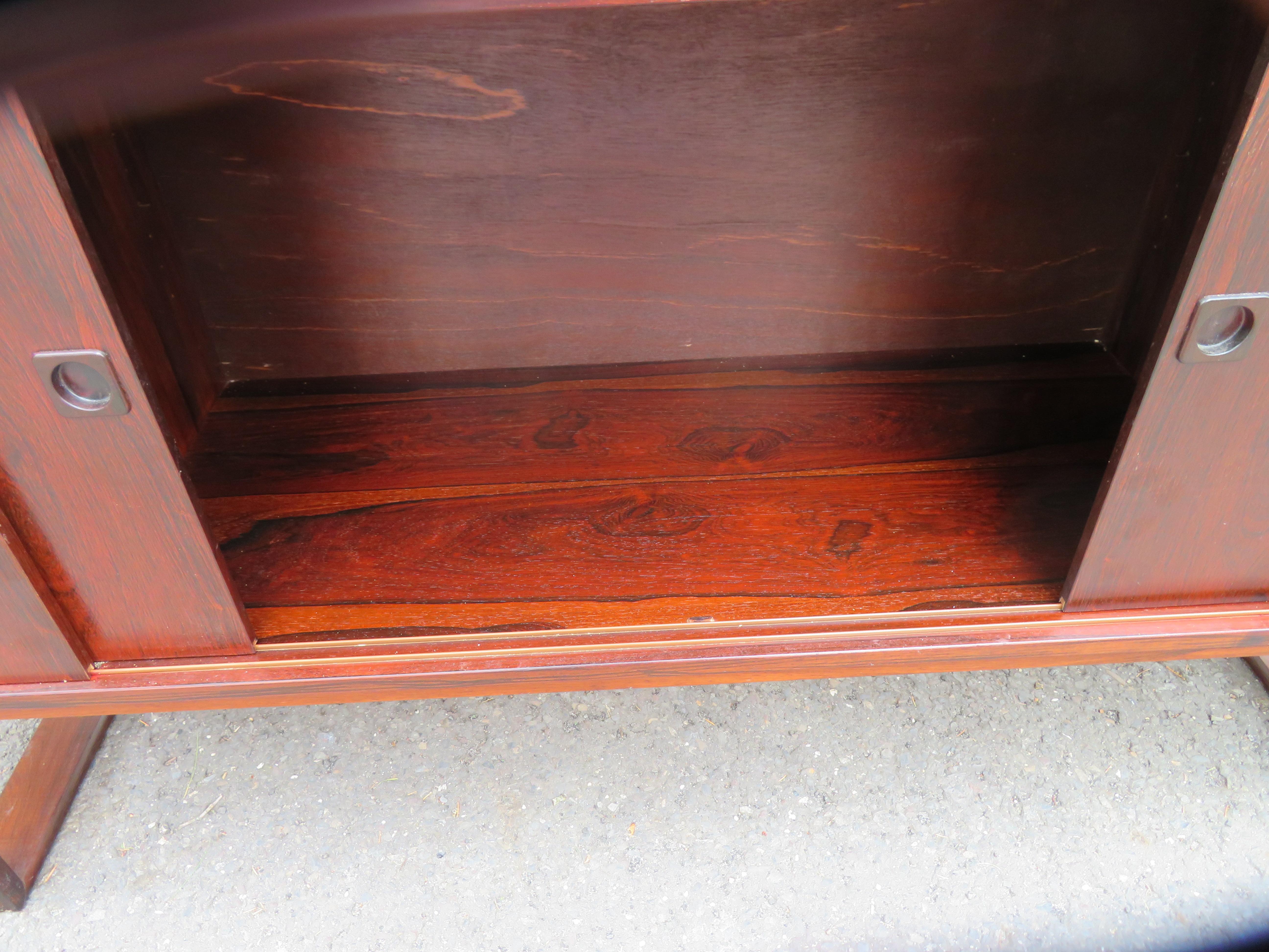 Palissandro Bellissima credenza / credenza in palissandro danese Dyrlund con gambe a slitta in vendita