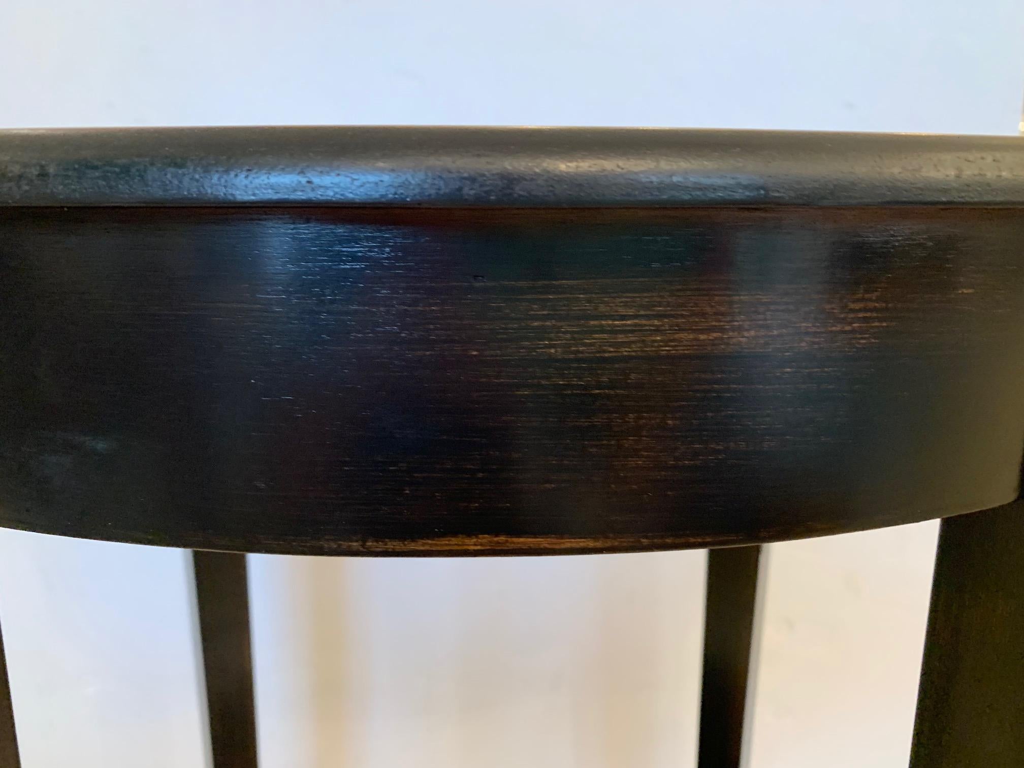 Handsome Ebonized Espresso Finish Oval Two Tier End Side Table In Good Condition For Sale In Hopewell, NJ