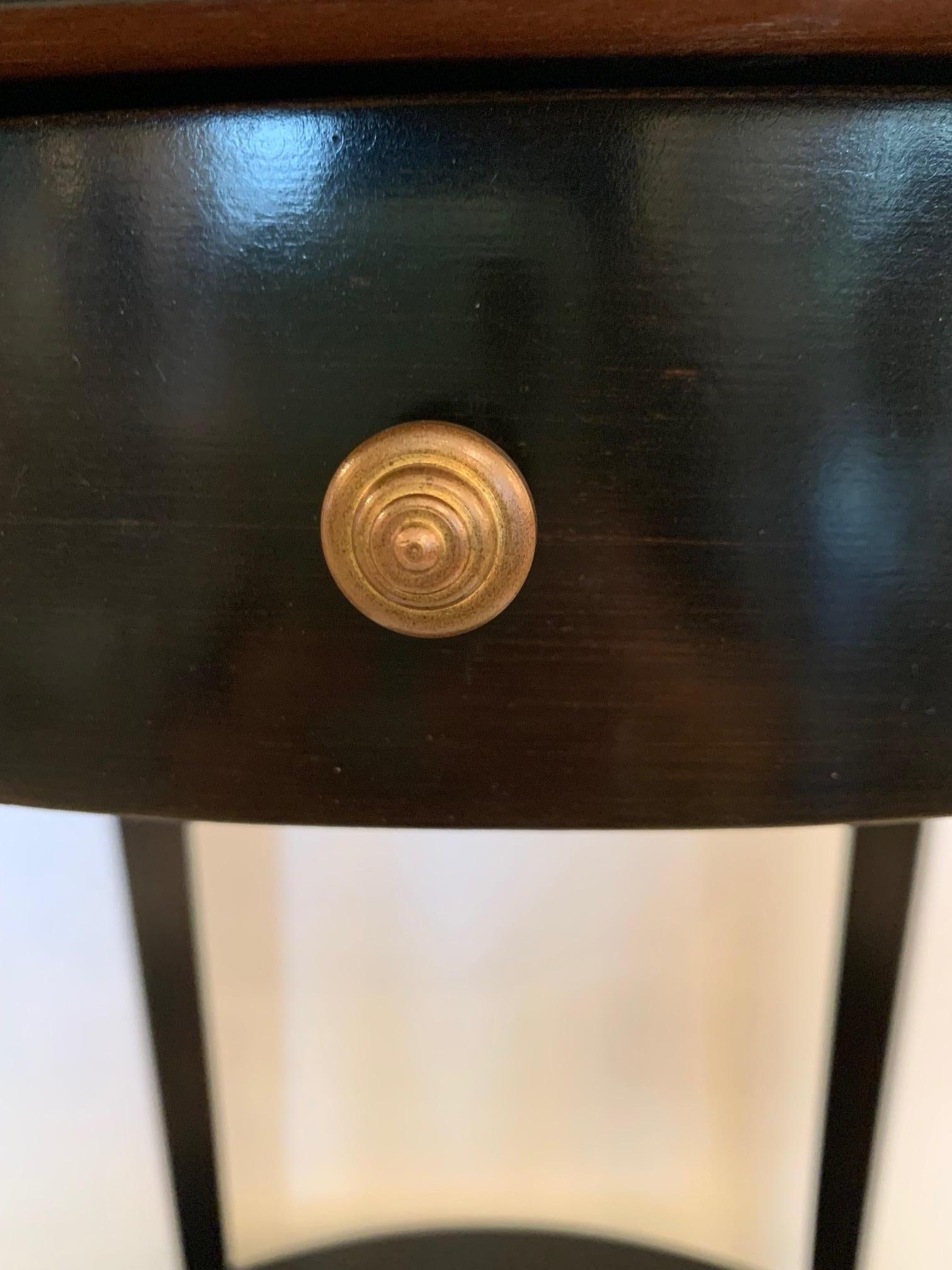 Belle table d'appoint ovale à deux niveaux en finition ébénisée Espresso avec finition en vente 1