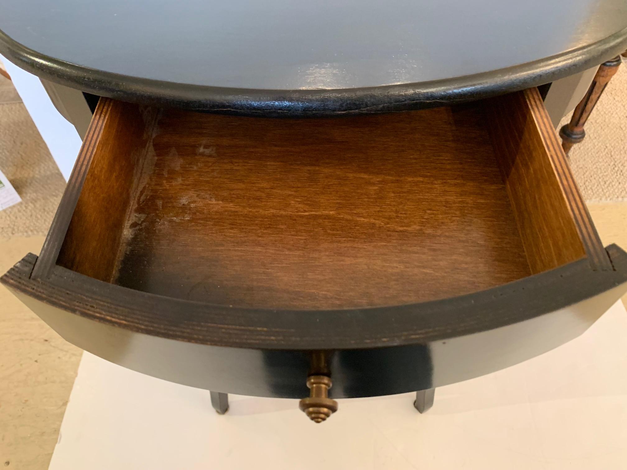 Belle table d'appoint ovale à deux niveaux en finition ébénisée Espresso avec finition en vente 2