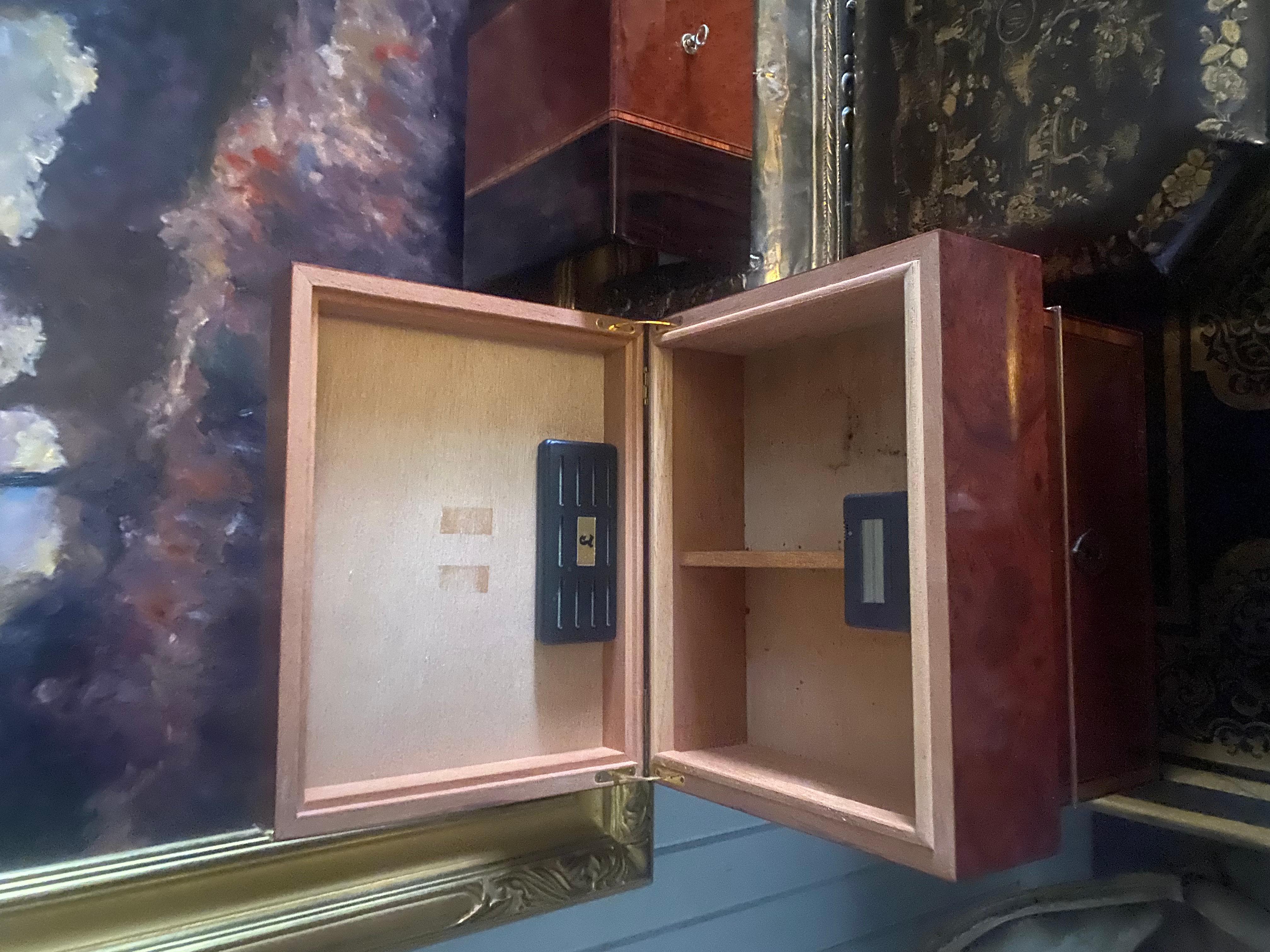 Hollywood Regency Bellissimo Humidor inglese in legno di radica con finitura lucida e tiranti di Campaigner in ottone in vendita