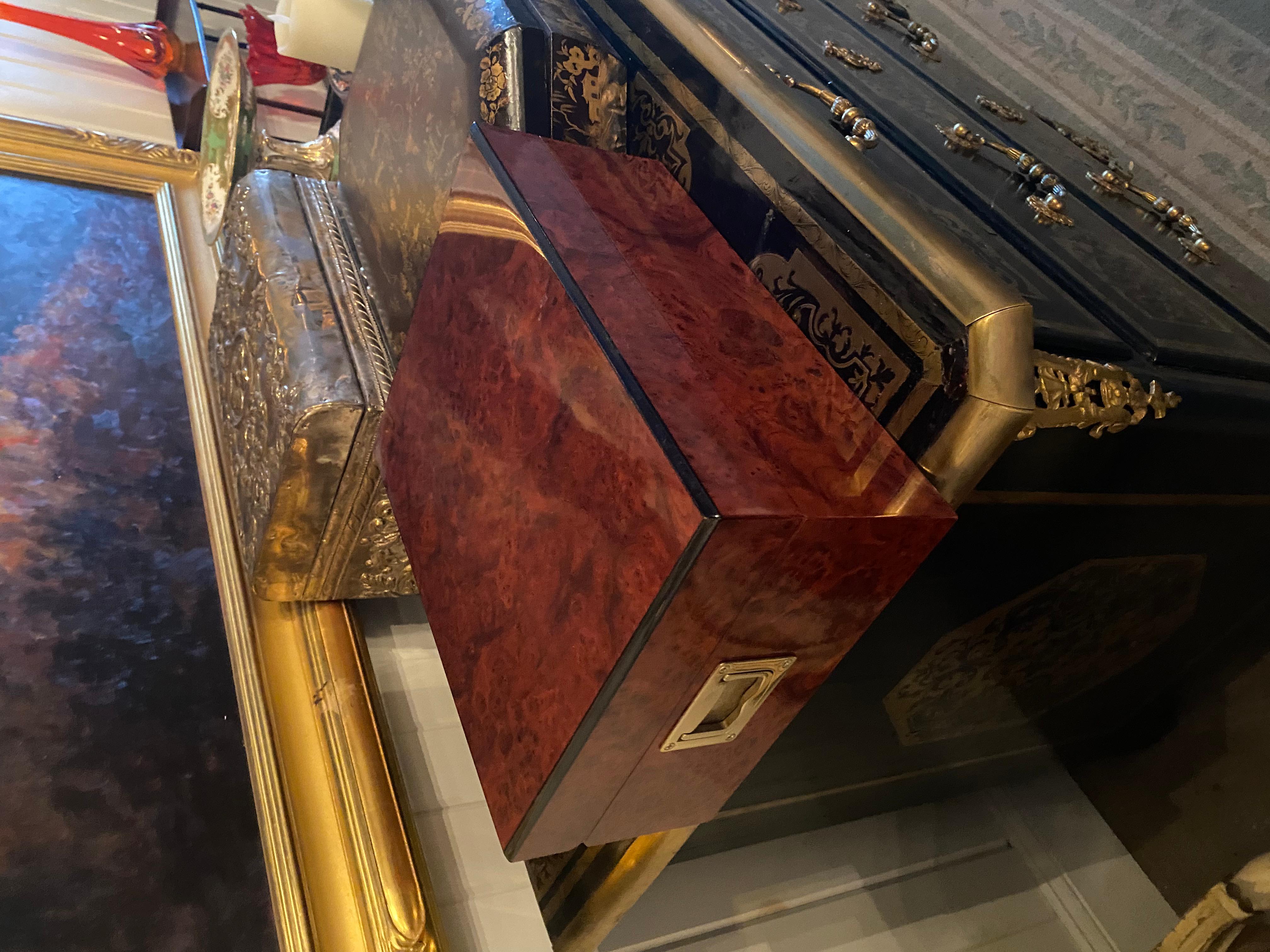 Inglese Bellissimo Humidor inglese in legno di radica con finitura lucida e tiranti di Campaigner in ottone in vendita