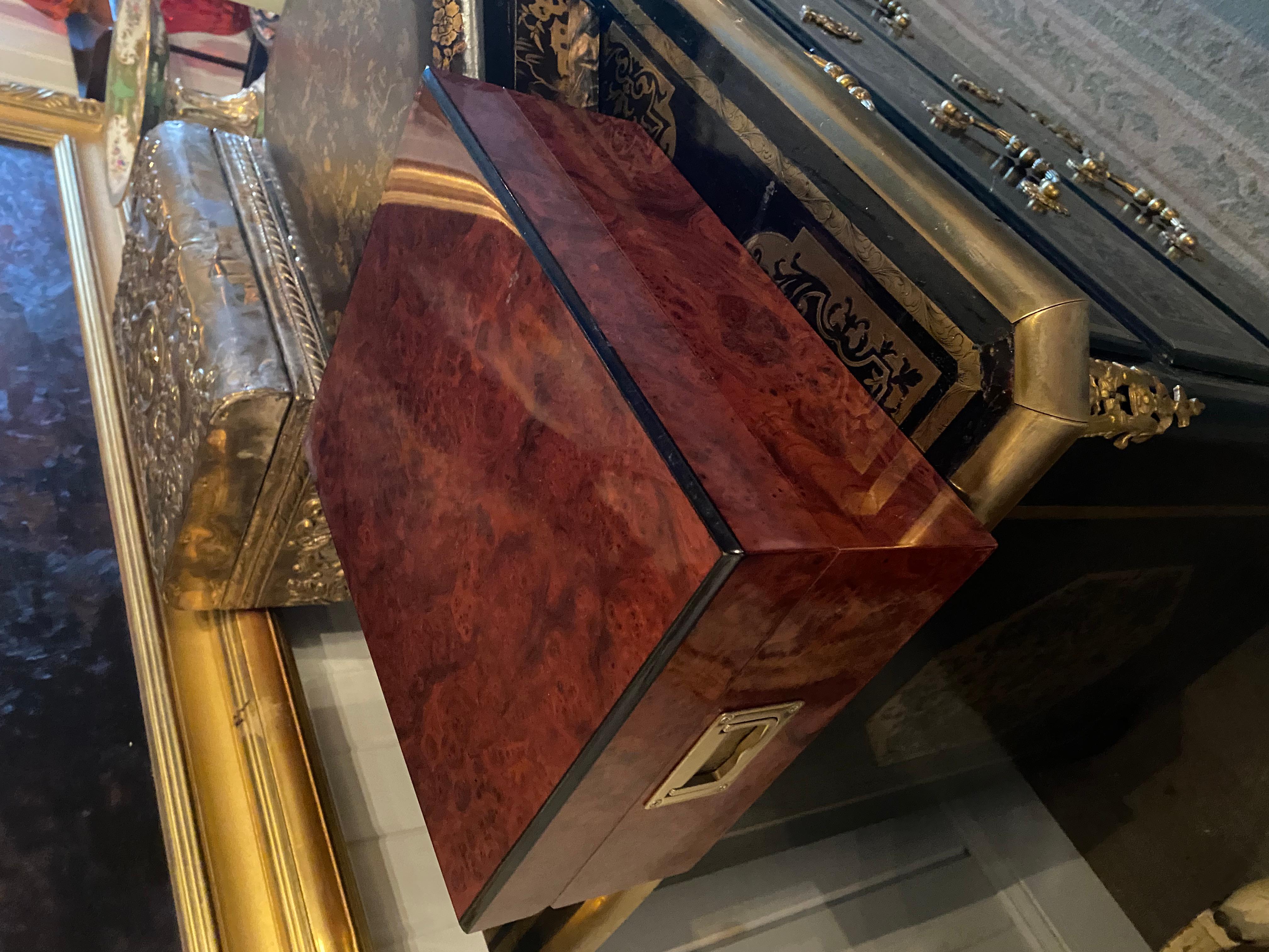 Bellissimo Humidor inglese in legno di radica con finitura lucida e tiranti di Campaigner in ottone In condizioni ottime in vendita a Buchanan, MI