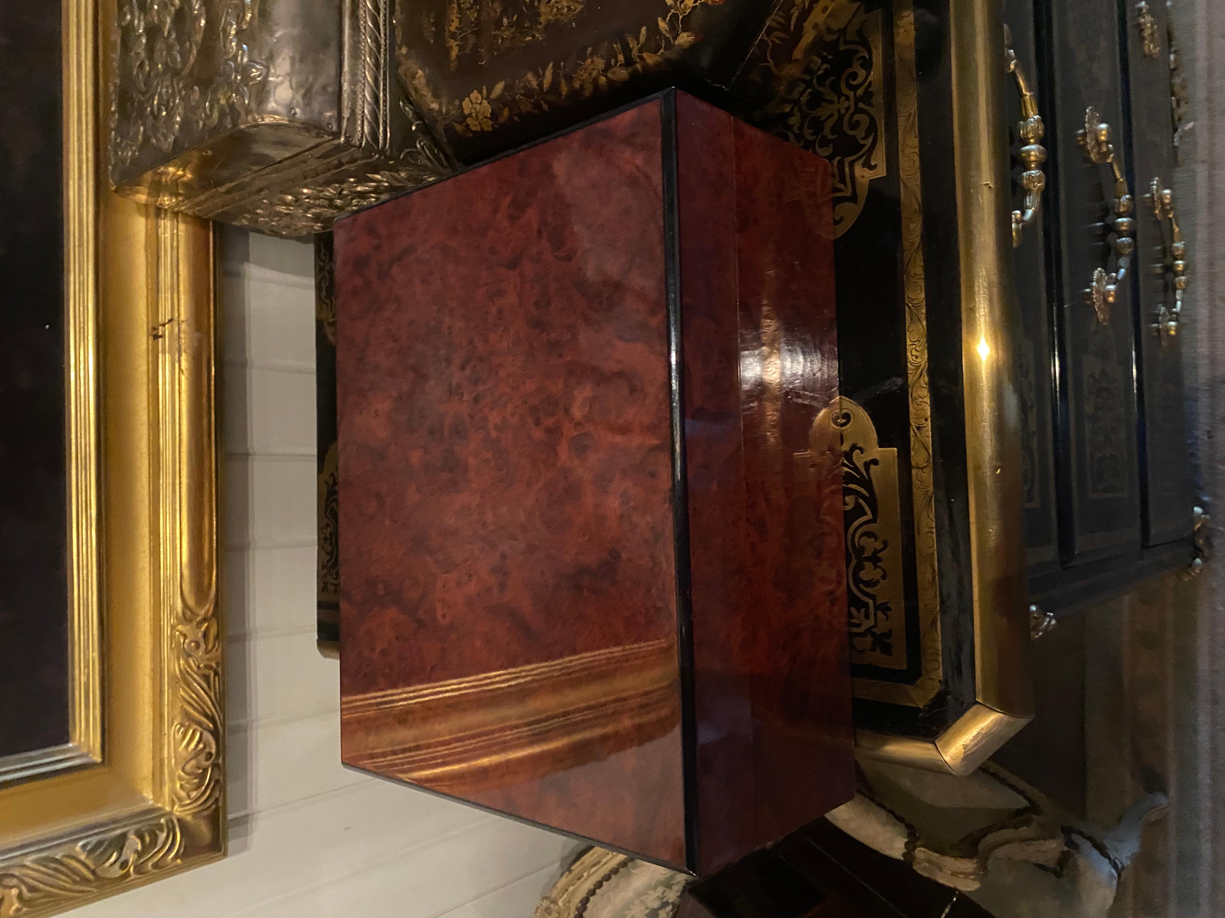 XX secolo Bellissimo Humidor inglese in legno di radica con finitura lucida e tiranti di Campaigner in ottone in vendita