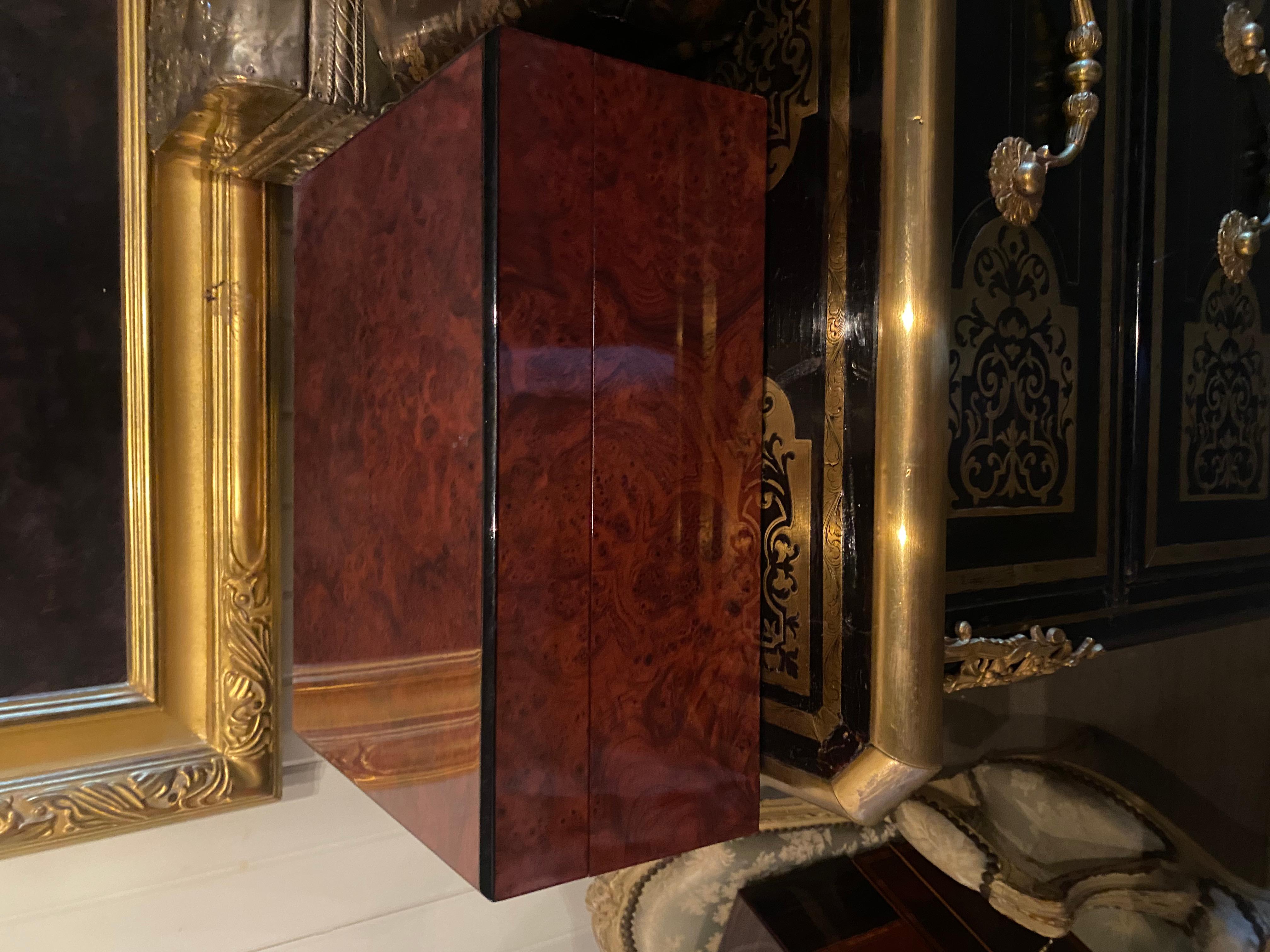 Noce Bellissimo Humidor inglese in legno di radica con finitura lucida e tiranti di Campaigner in ottone in vendita