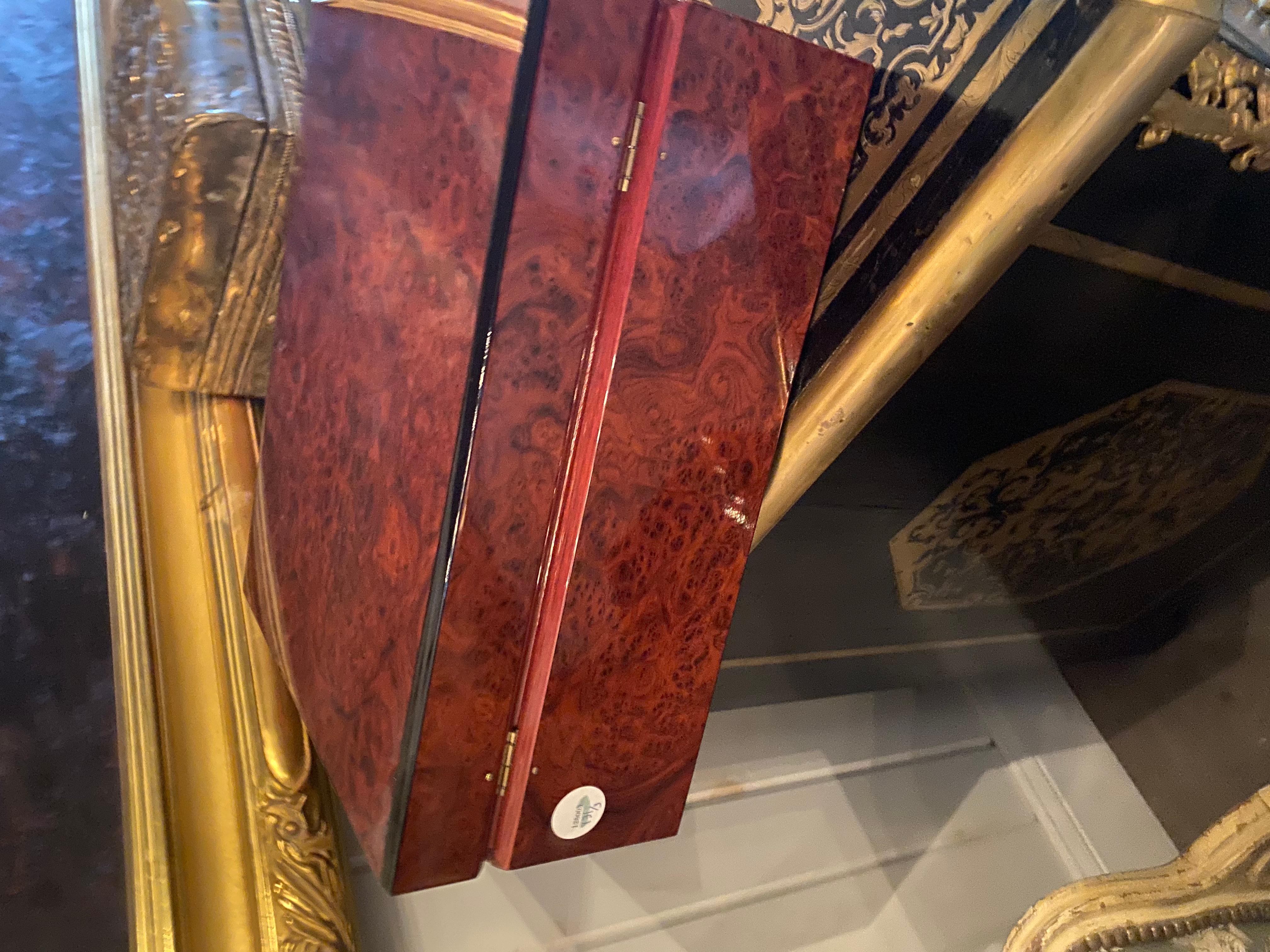 Bellissimo Humidor inglese in legno di radica con finitura lucida e tiranti di Campaigner in ottone in vendita 1