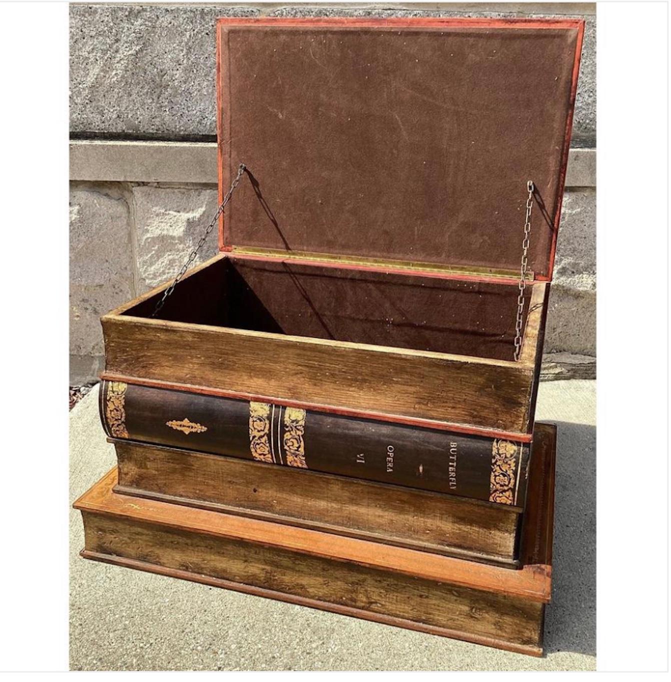 Handsome English Leather Bound Books As A Side Table With Interior Storage. In Good Condition For Sale In Buchanan, MI