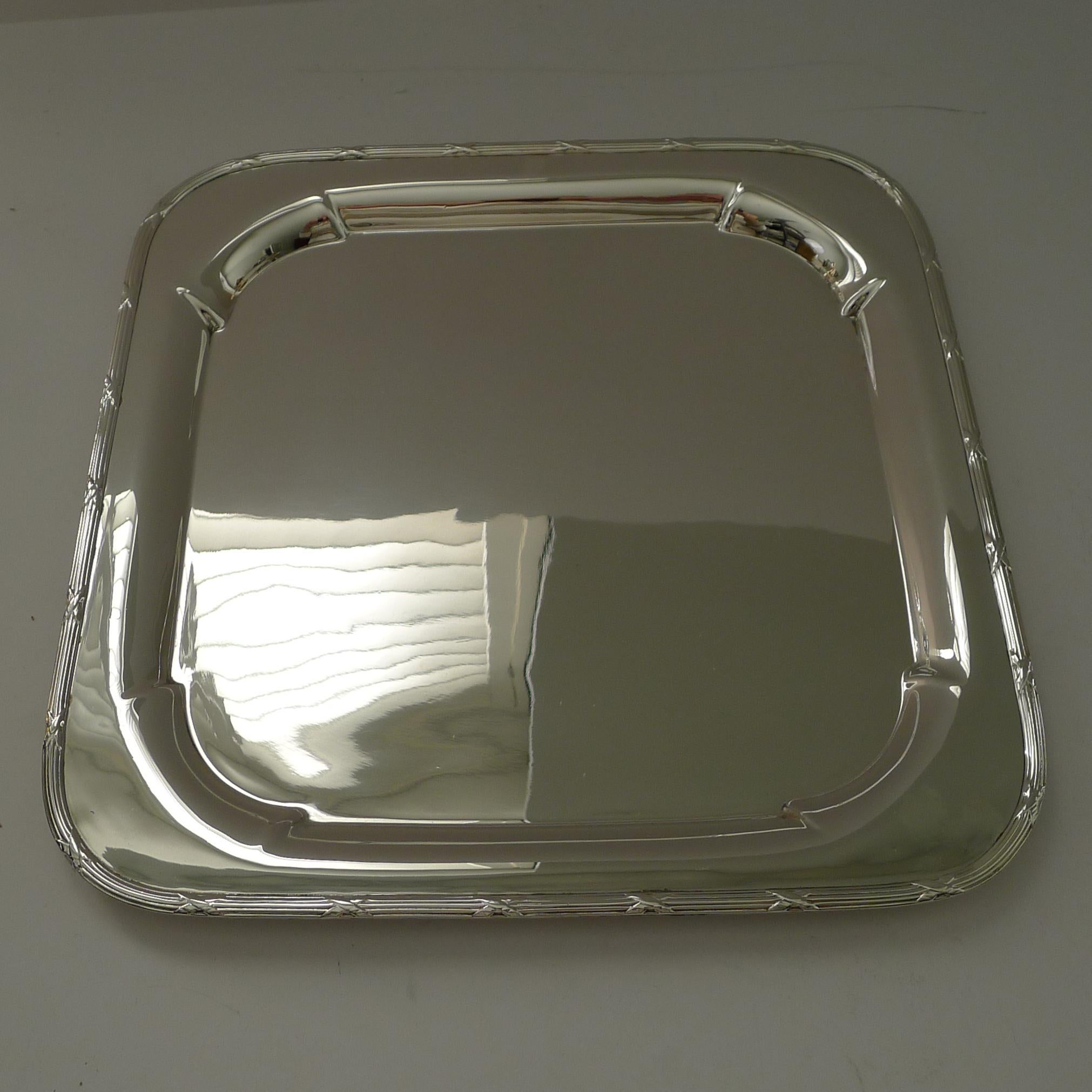 Bonita bandeja cuadrada inglesa de cóctel chapada en plata c.1890 en Bueno estado para la venta en Bath, GB