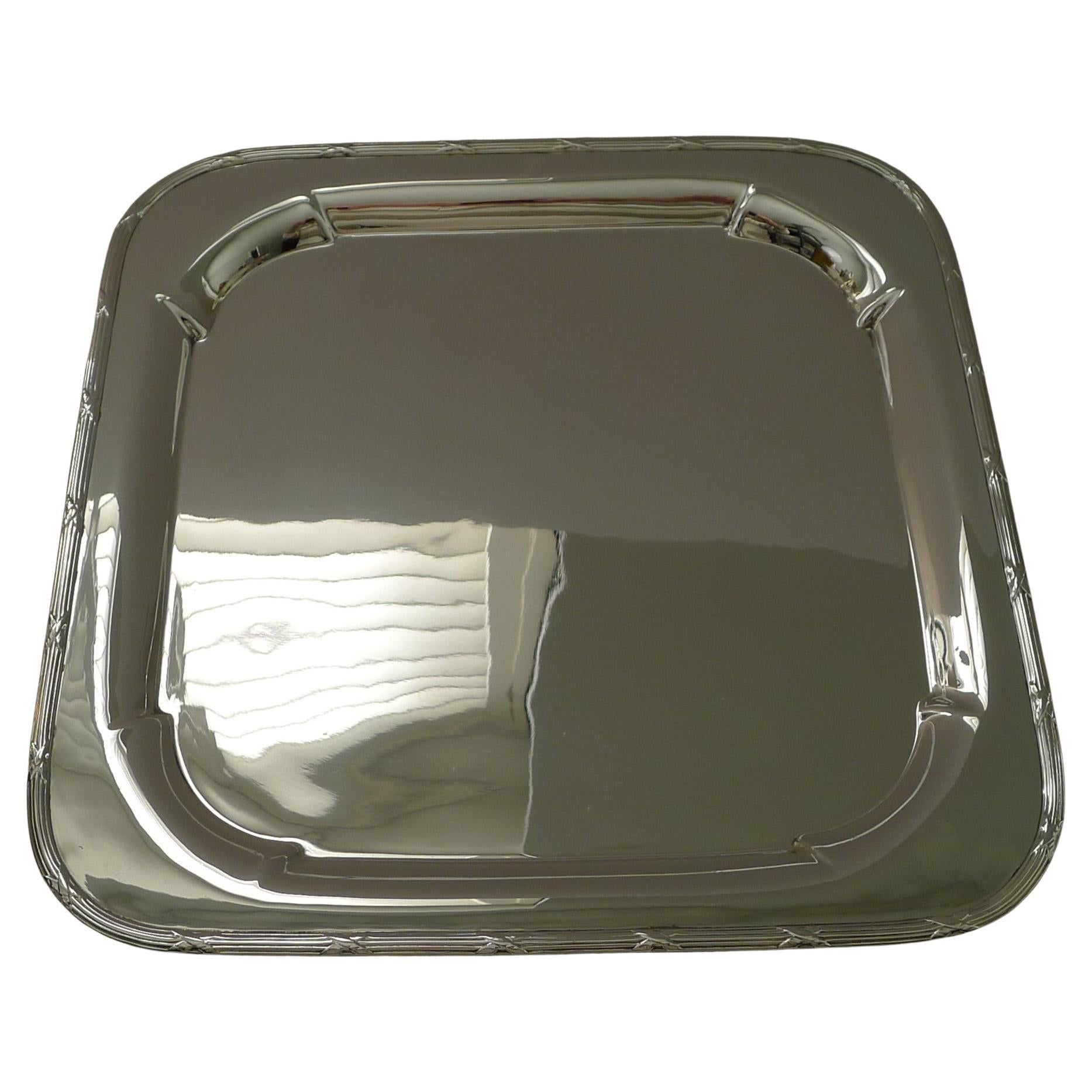 Bonita bandeja cuadrada inglesa de cóctel chapada en plata c.1890 en venta