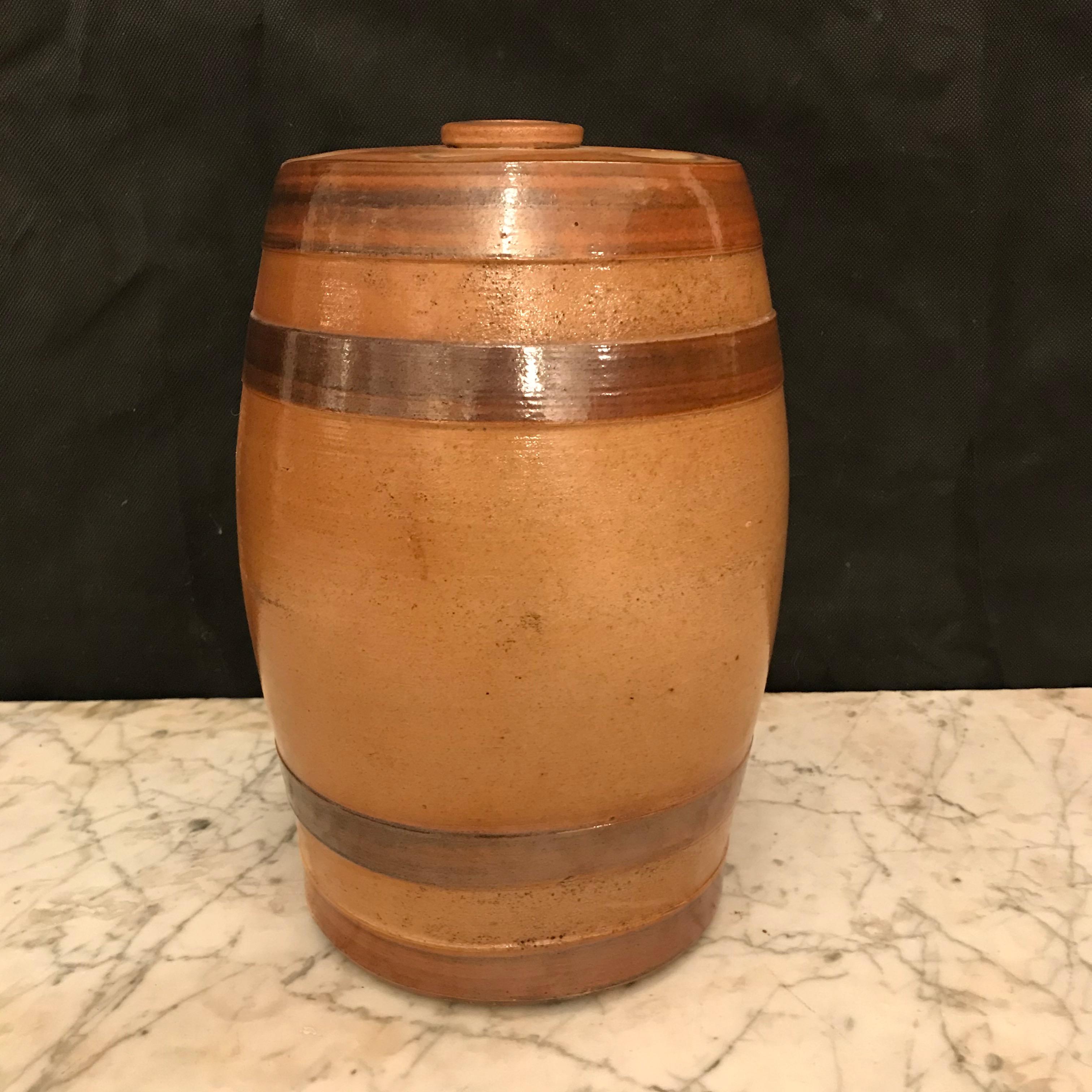 Handsome English Stoneware Antique Spirit Whiskey Barrel In Good Condition For Sale In Hopewell, NJ