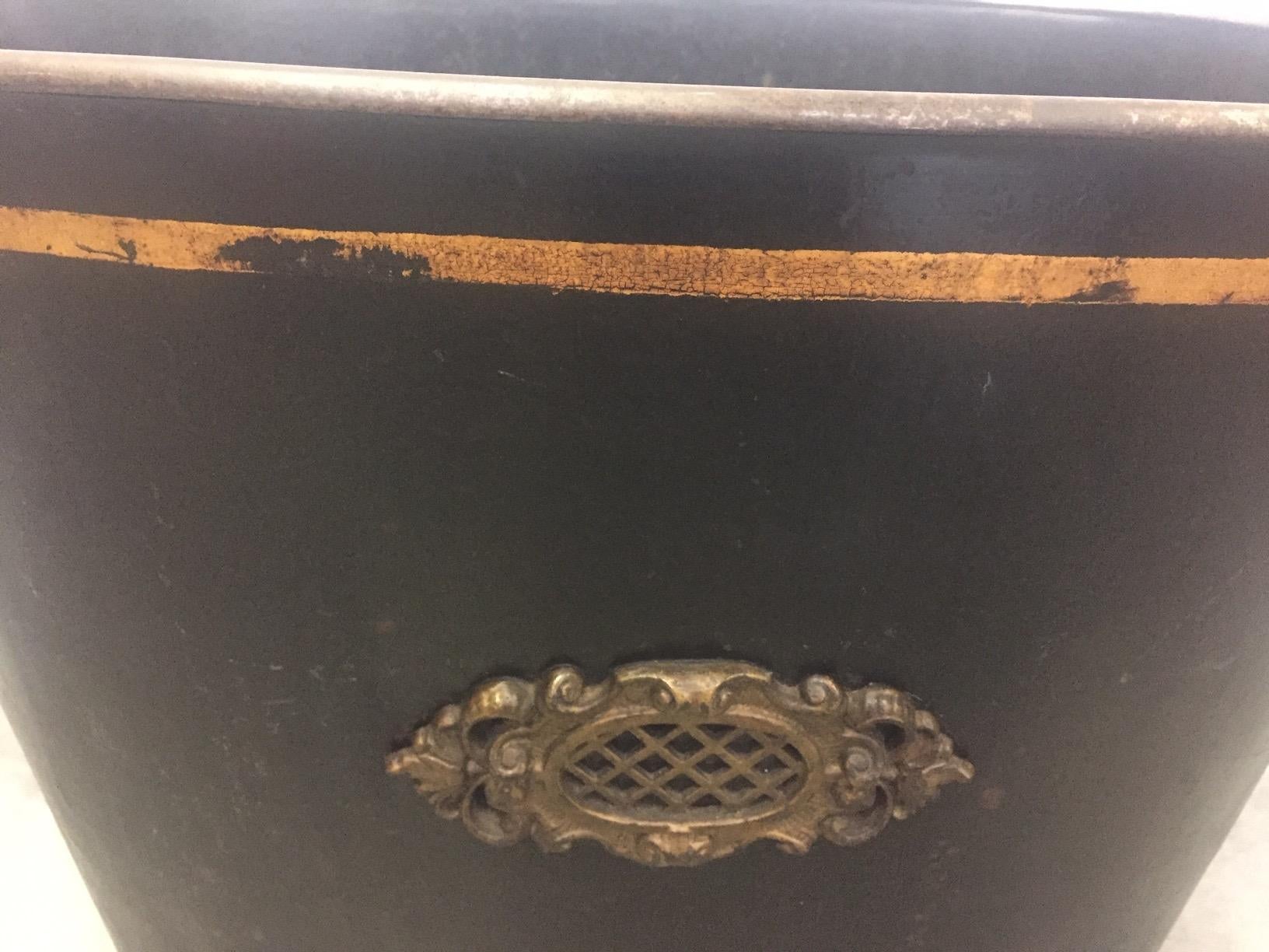 Handsome English Tole Black and Gold Kindling or Magazine Bucket In Excellent Condition In Hopewell, NJ