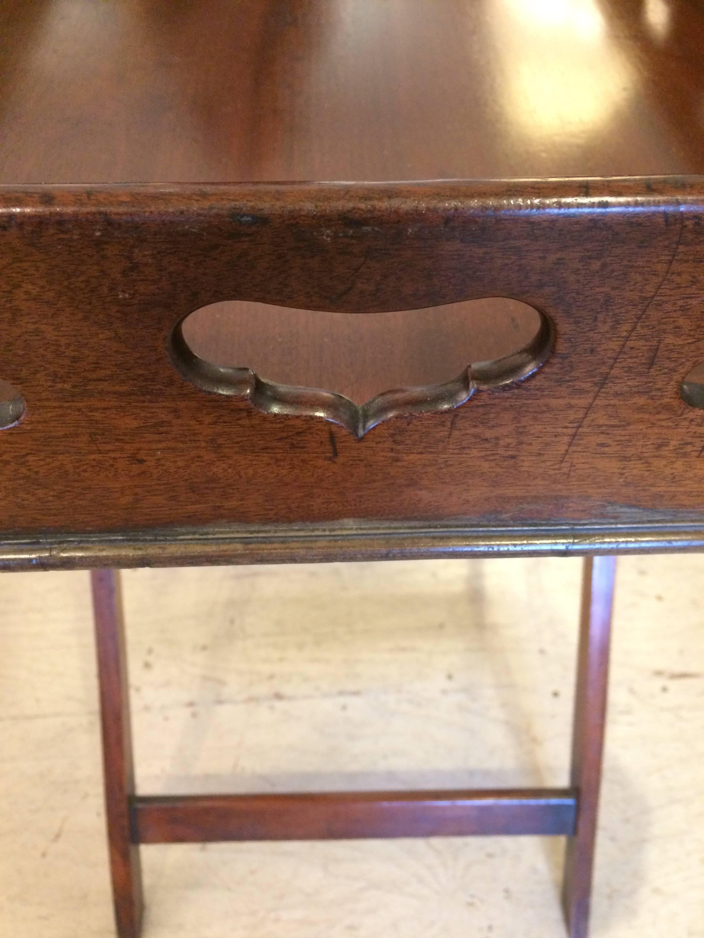 Handsome English Traditional Mahogany Butlers Tray Table or Bar In Excellent Condition In Hopewell, NJ