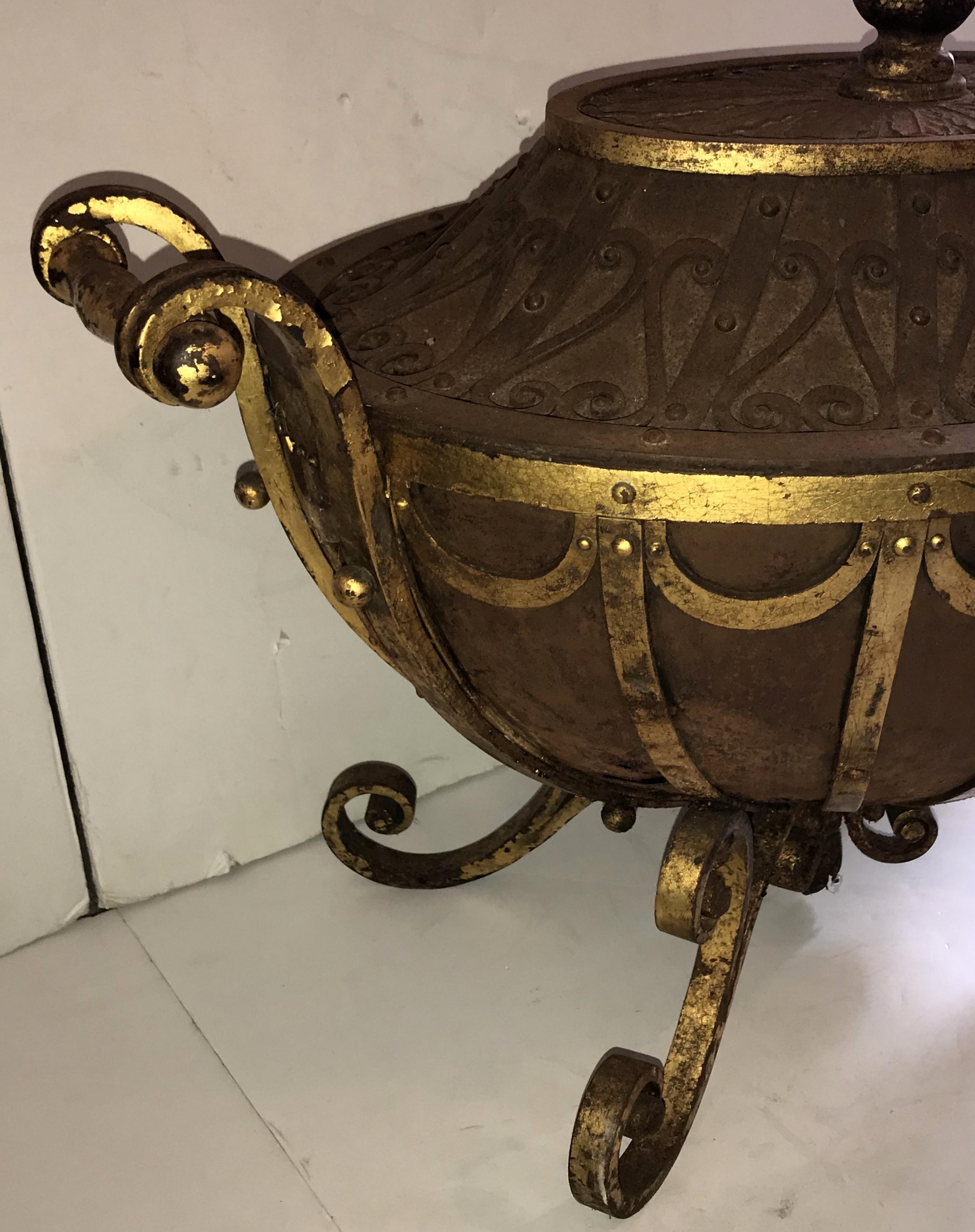 Handsome English Urn Edwardian Regency Large Swag Neoclassical Coal Scuttle In Good Condition For Sale In Roslyn, NY