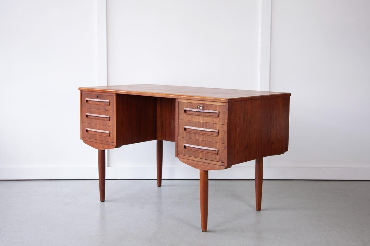 Handsome Executive Desk by J. Svenstrup in Teak, Danish, Mid Century In Good Condition For Sale In Bristol, GB